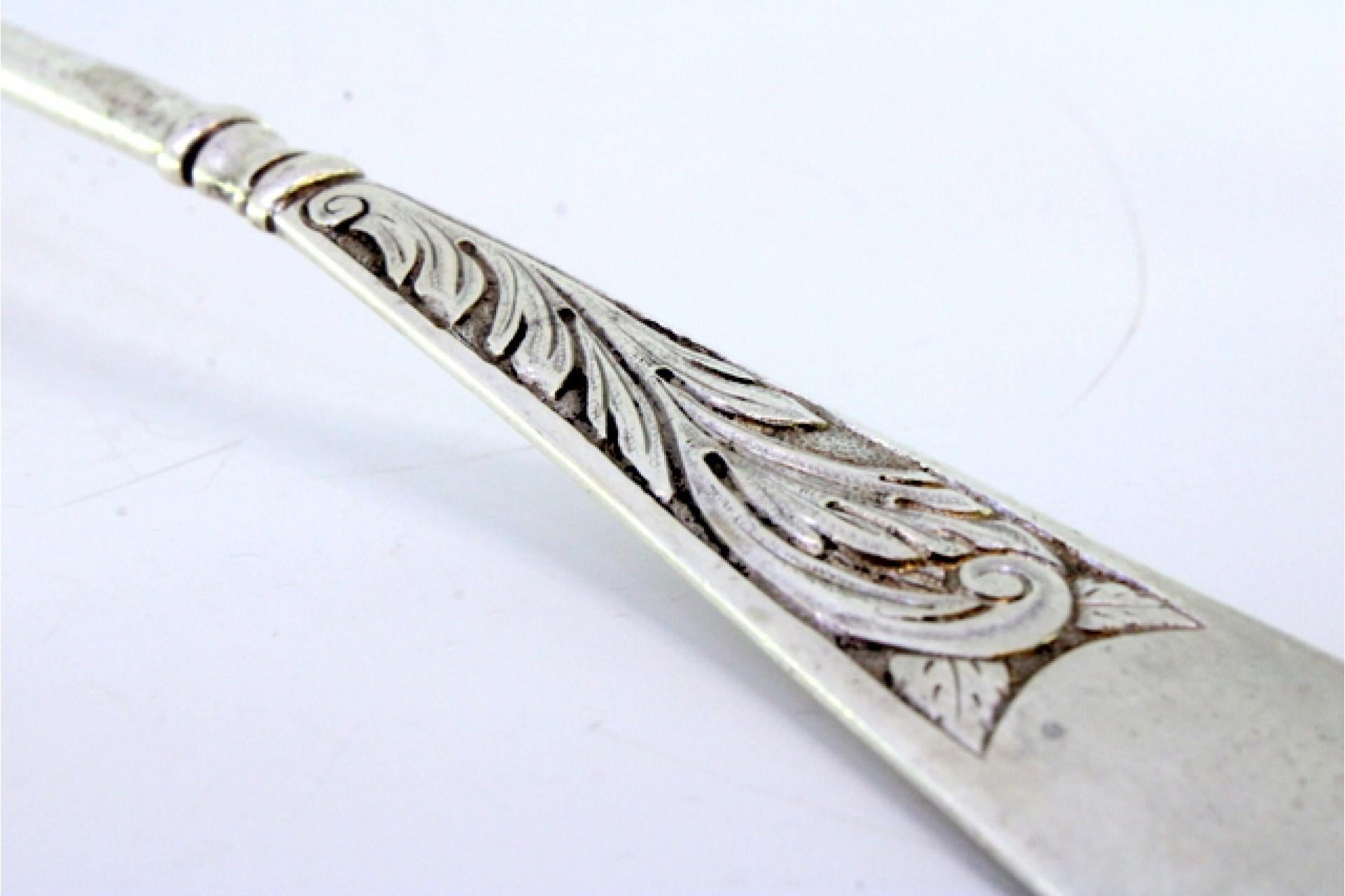 Silver soup ladle with engraving on the handle and a monogram card siglo XX en venta