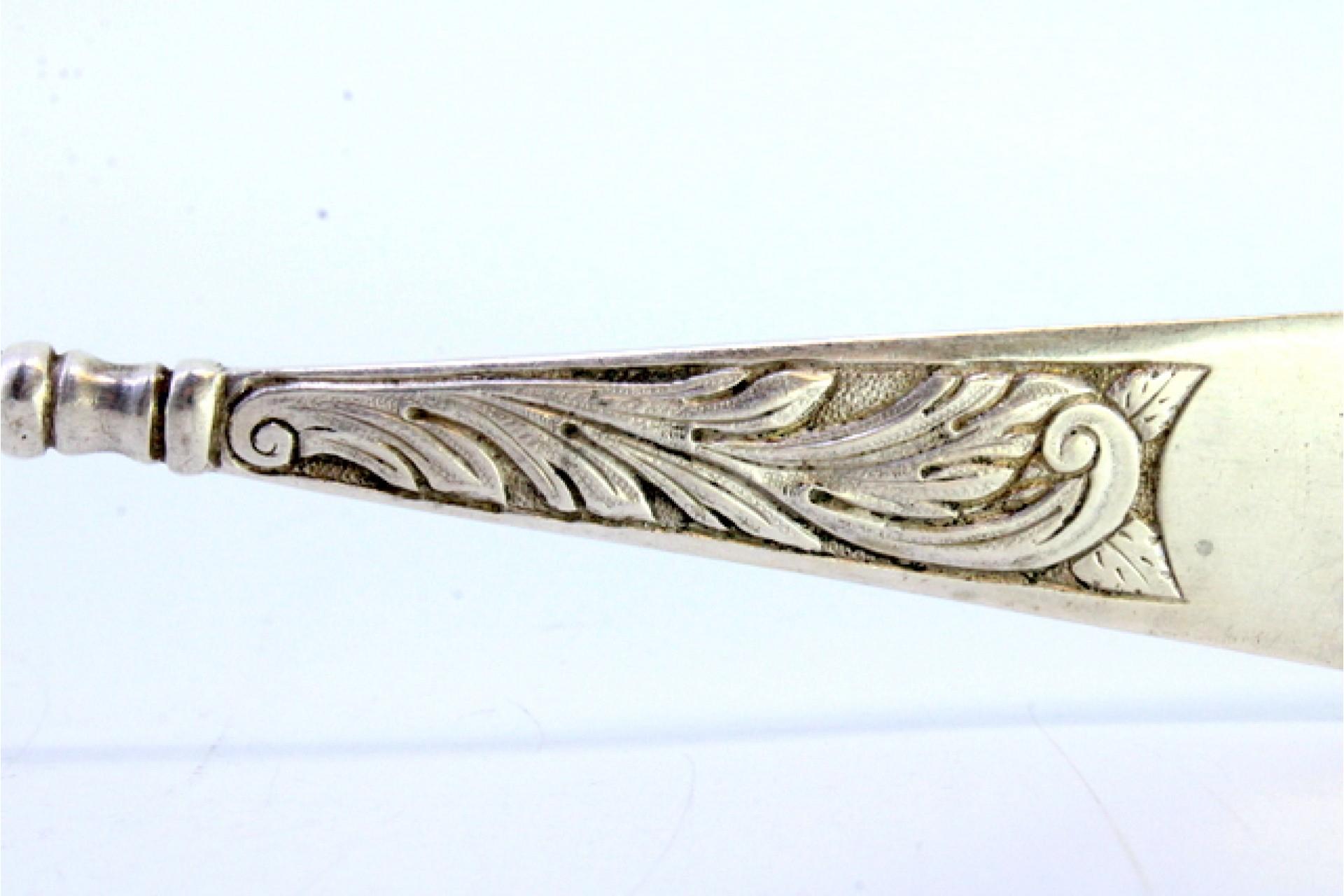 Silver soup ladle with engraving on the handle and a monogram card en venta 2