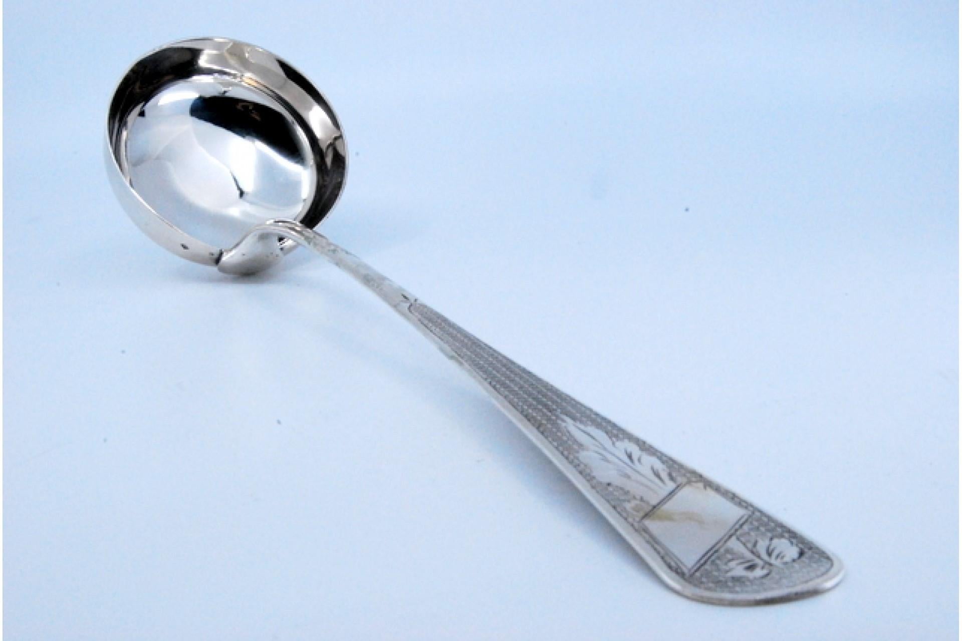 Descripción: Cazo sopero de plata con grabados a lo largo del mango que rodean una tarjeta monograma. Metal: Silver. Origen: Portugués. Marca: javali II Título. Peso: 184,74 gramos. Dimensiones: 32,5x7,5 cm. Contenido: 833/1000. Marca de ensaye: Sí,