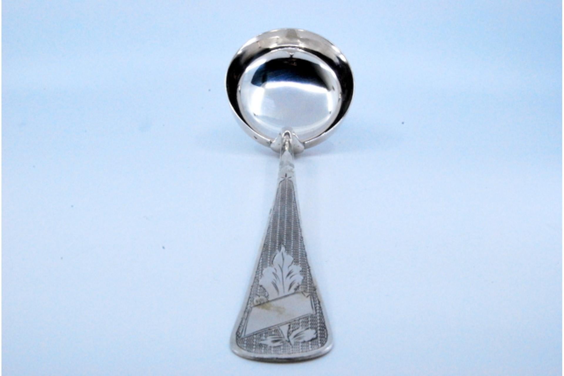 Silver soup ladle with engravings along the handle, including a monogram card Europeo en venta
