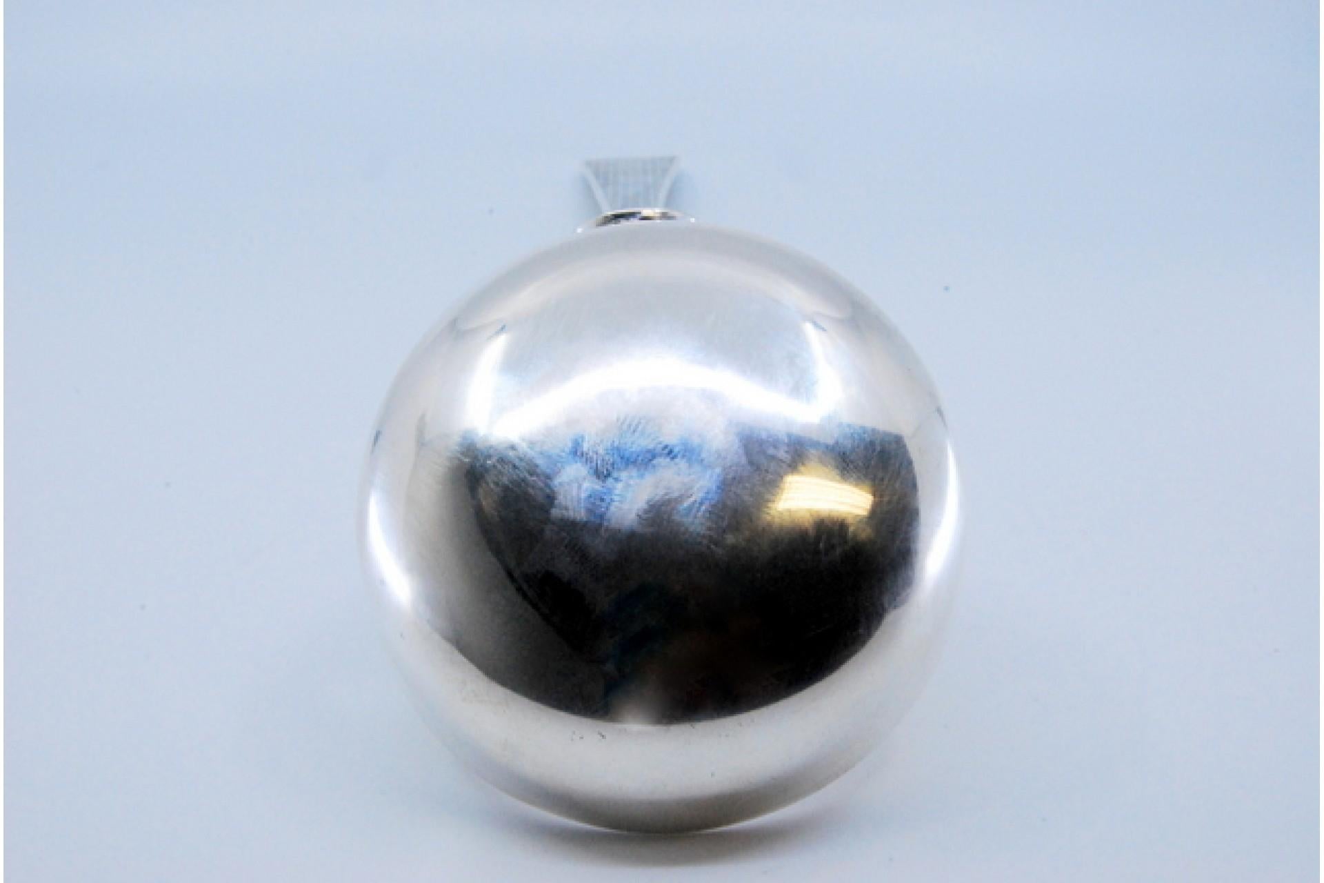 Silver soup ladle with engravings along the handle, including a monogram card siglo XIX en venta