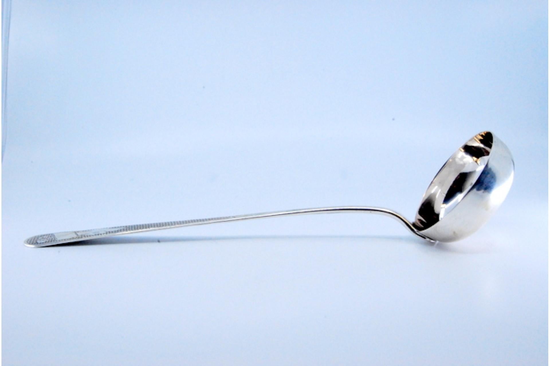 Silver soup ladle with engravings along the handle, including a monogram card en venta 1