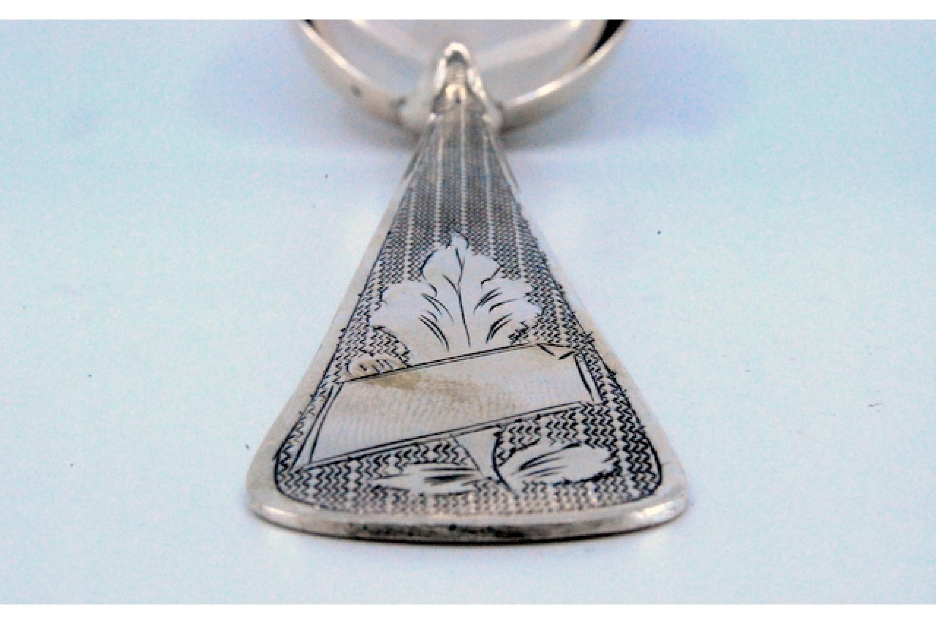 Silver soup ladle with engravings along the handle, including a monogram card en venta 2