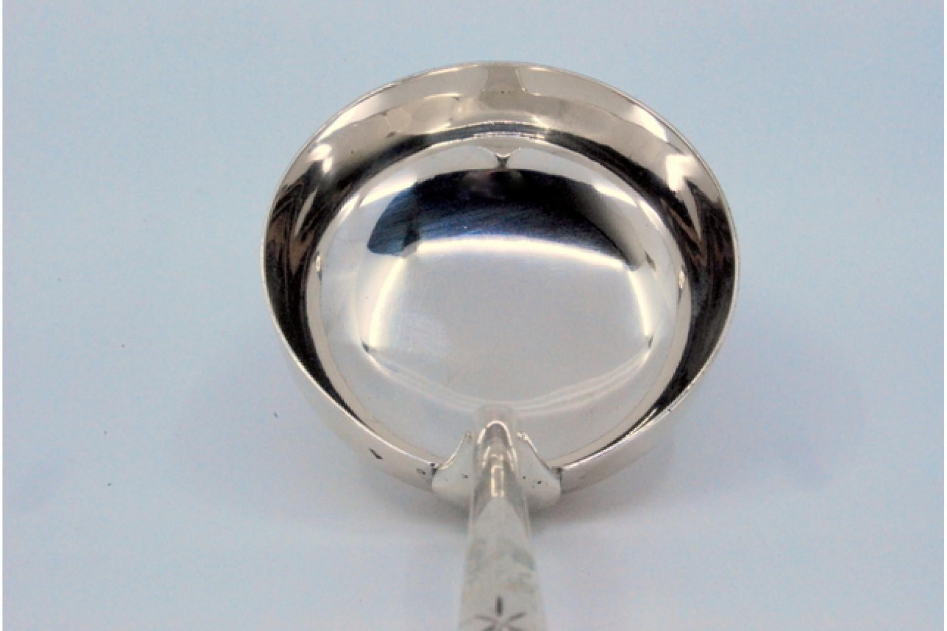 Silver soup ladle with engravings along the handle, including a monogram card en venta 3