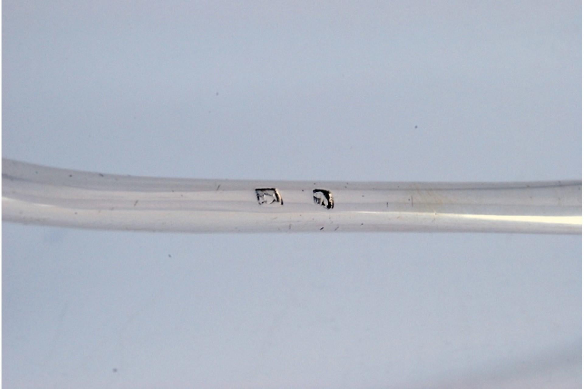 Descripción: Cucharón sopero de plata con motivos florales en relieve en el mango, con tarjeta monograma. Metal: Silver. Origen: Portugués. Marca: javali II Título. Peso: 241,44 gramos. Dimensiones: 29,5x8,9 cm. Contenido: 833/1000. Marca de ensaye: