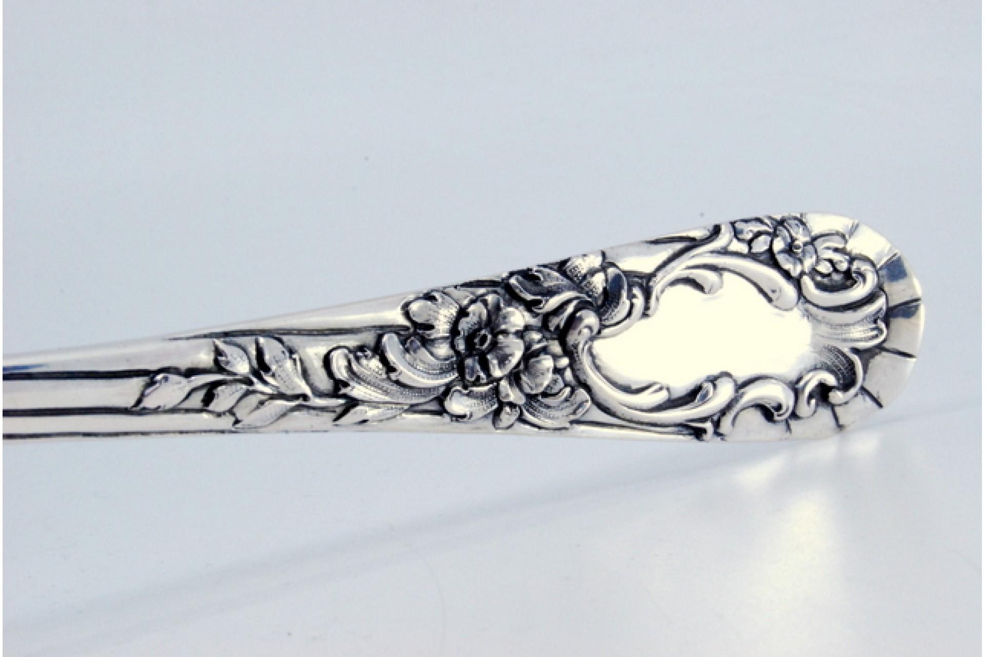 Silver soup ladle with floral relief handle and monogram cartouche Europeo en venta