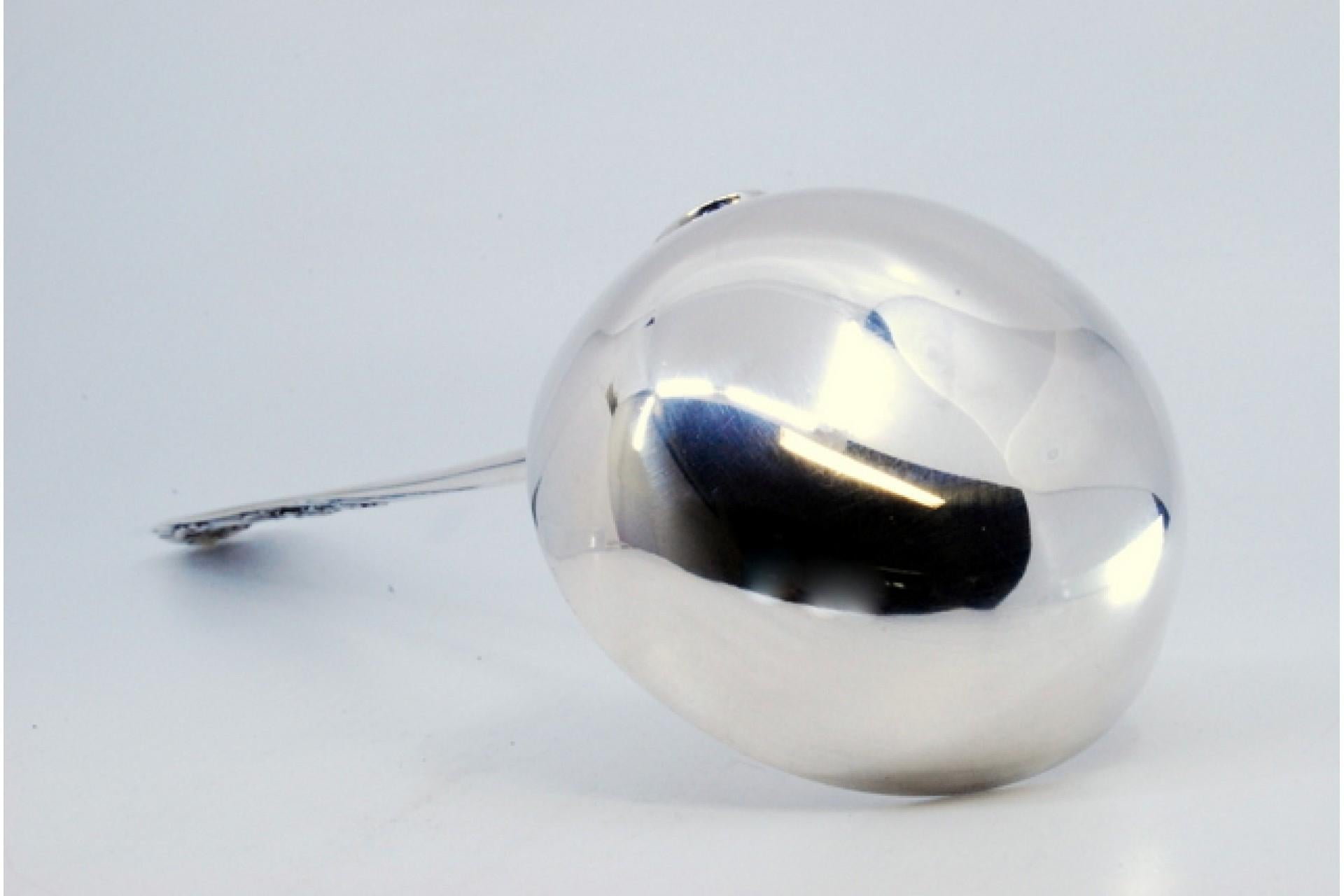 Silver soup ladle with floral relief handle and monogram cartouche siglo XIX en venta