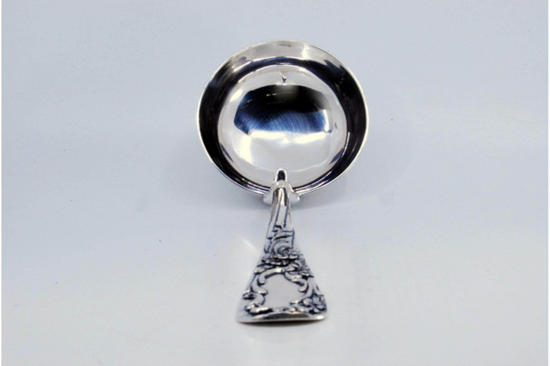 Silver soup ladle with floral relief handle and monogram cartouche en venta 1