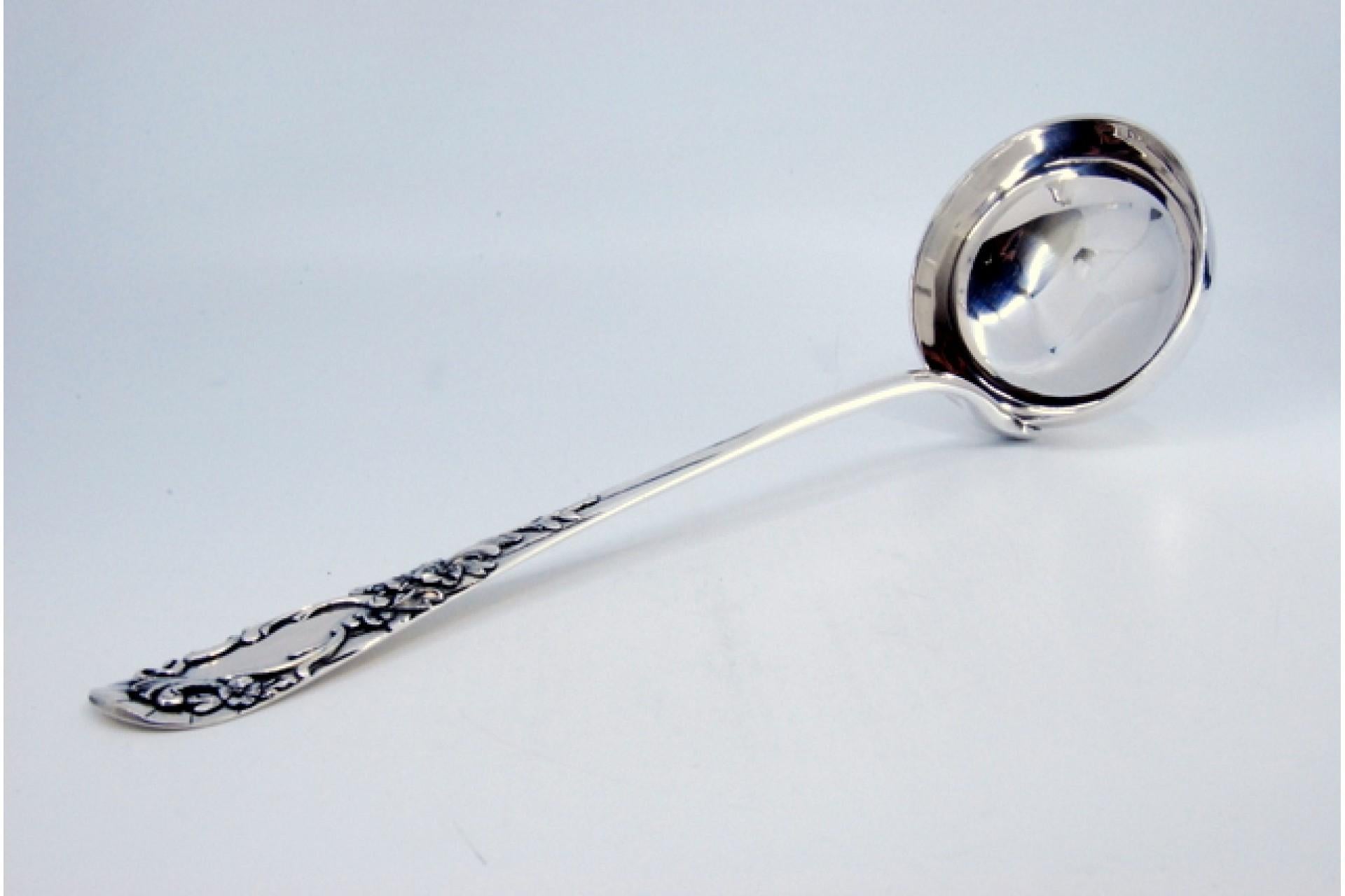 Silver soup ladle with floral relief handle and monogram cartouche en venta 2