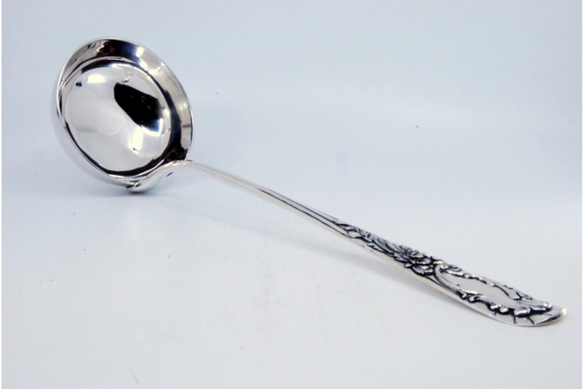 Silver soup ladle with floral relief handle and monogram cartouche en venta 3