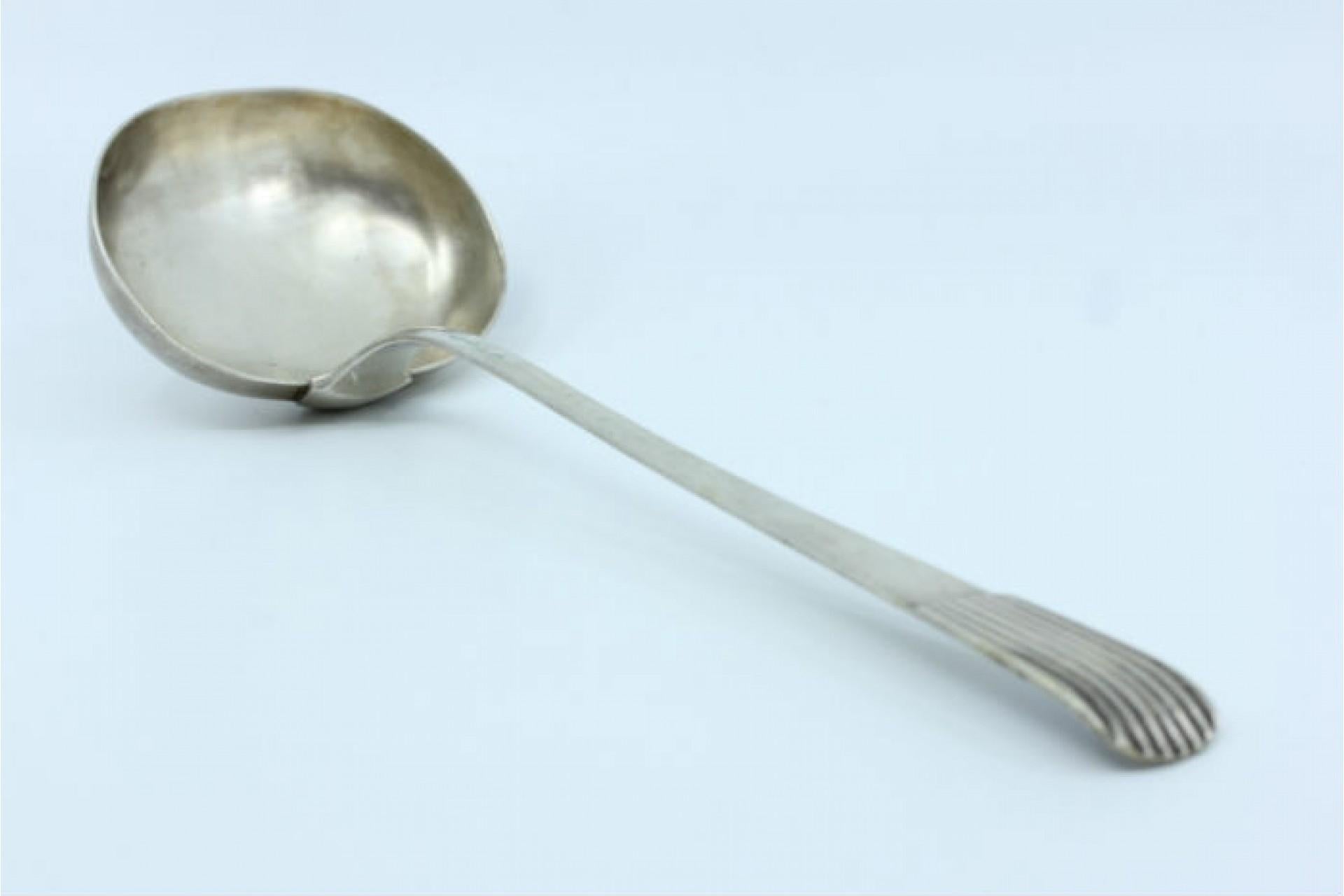 Descripción: Cazo sopero de plata con frisos a lo largo del mango con volutas que rodean una tarjeta monograma. Metal: Silver. Origen: Portugués. Marca: Porto Coroa. Peso: 180,14 gramos. Dimensiones:. Contenido: 833/1000. Marca de ensaye: Sí, desde