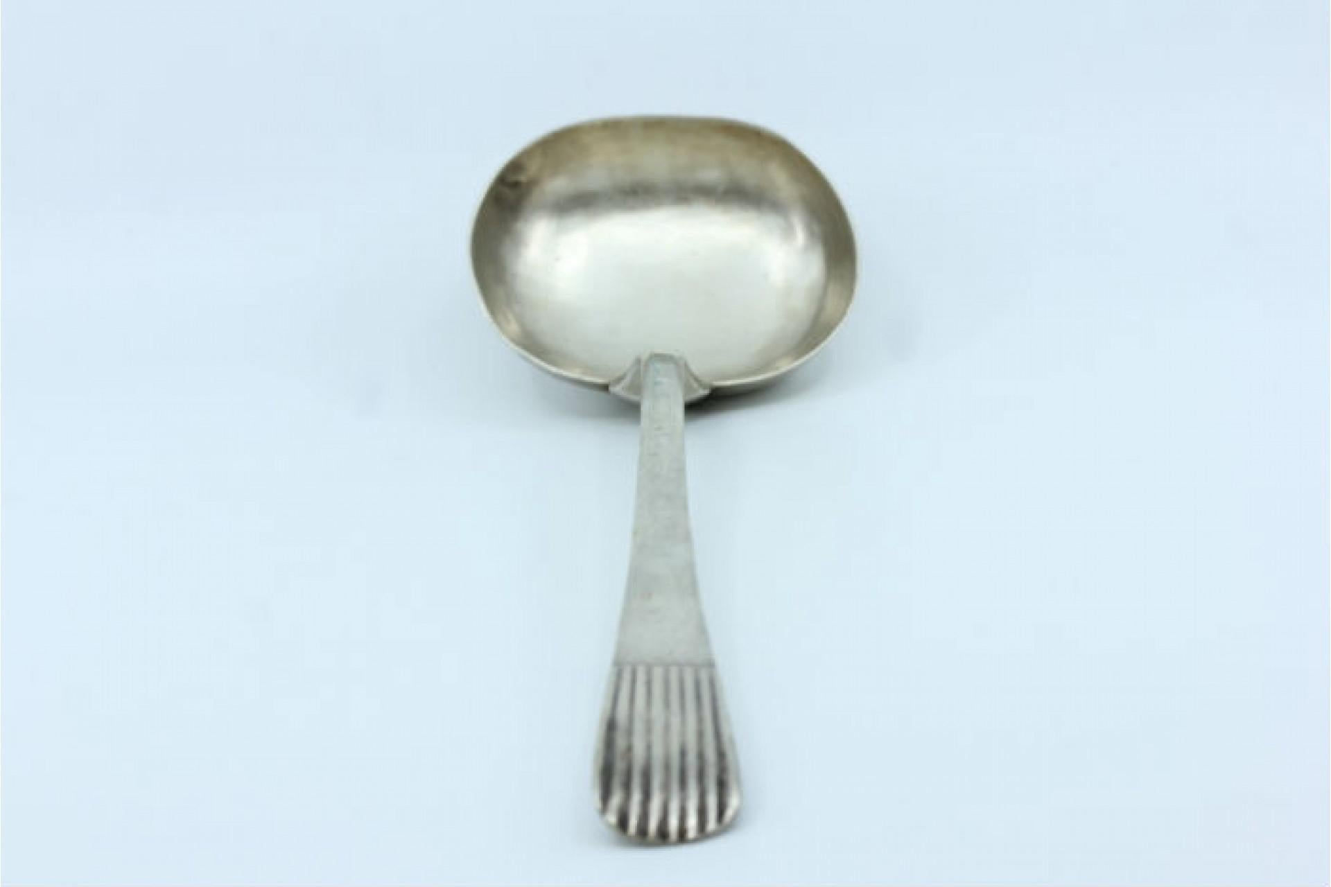 Silver soup ladle with friezed handle and scrolls around a monogram Europeo en venta