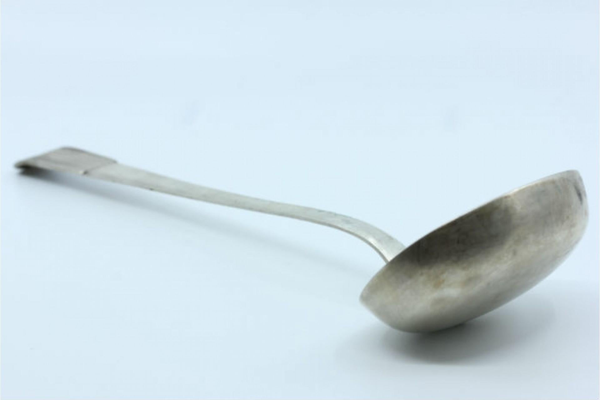 Silver soup ladle with friezed handle and scrolls around a monogram en Bueno estado para la venta en Porto, PT