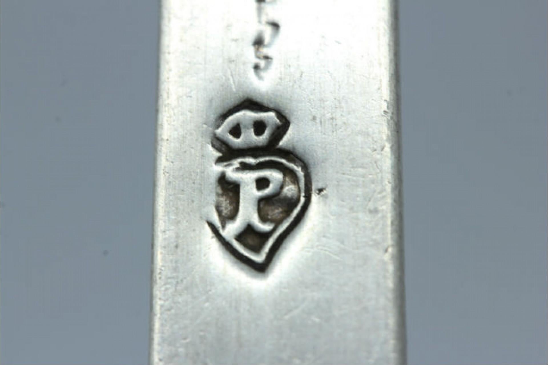 Silver soup ladle with friezed handle and scrolls around a monogram siglo XVIII en venta