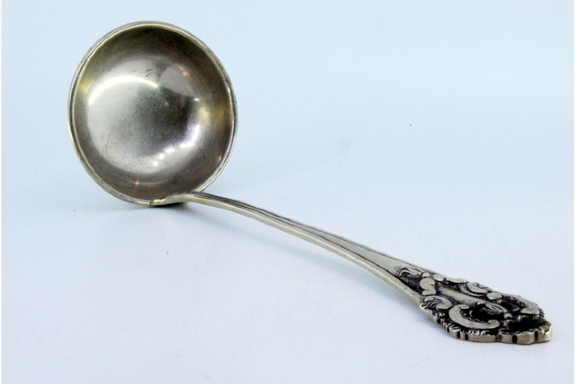 Description: Silver soup ladle with friezes and reliefs on the handle. Metal: Silver. Origin: Portuguese. Brand: Eagle Head. Weight: 178.07 grams. Dimensions: 25.5x8cm. Content: 833/1000. Assay Mark: Yes, between 1938 and 1984. Additional