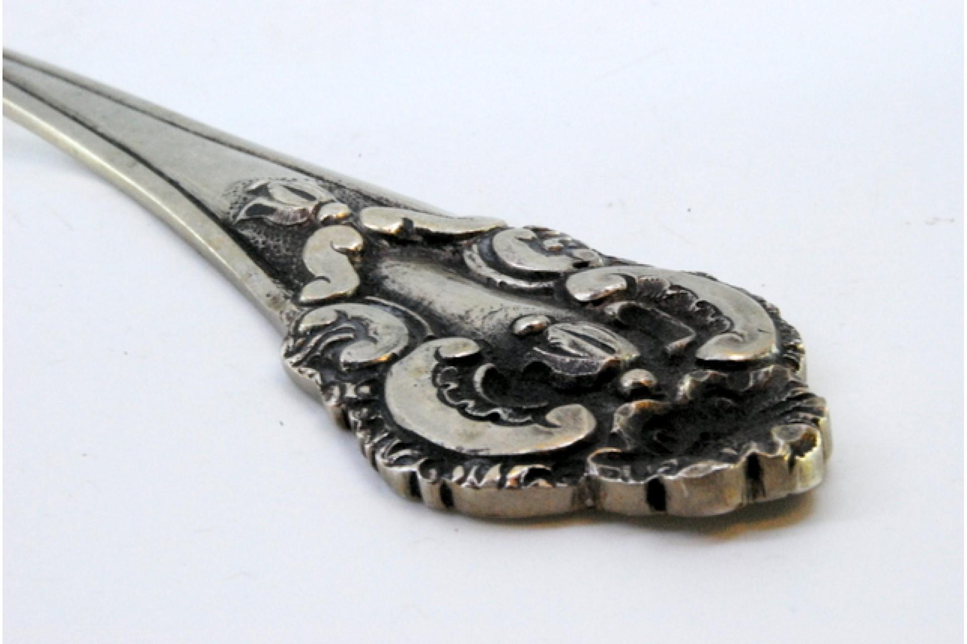 Silver soup ladle with friezes and reliefs on the handle In Good Condition For Sale In Porto, PT