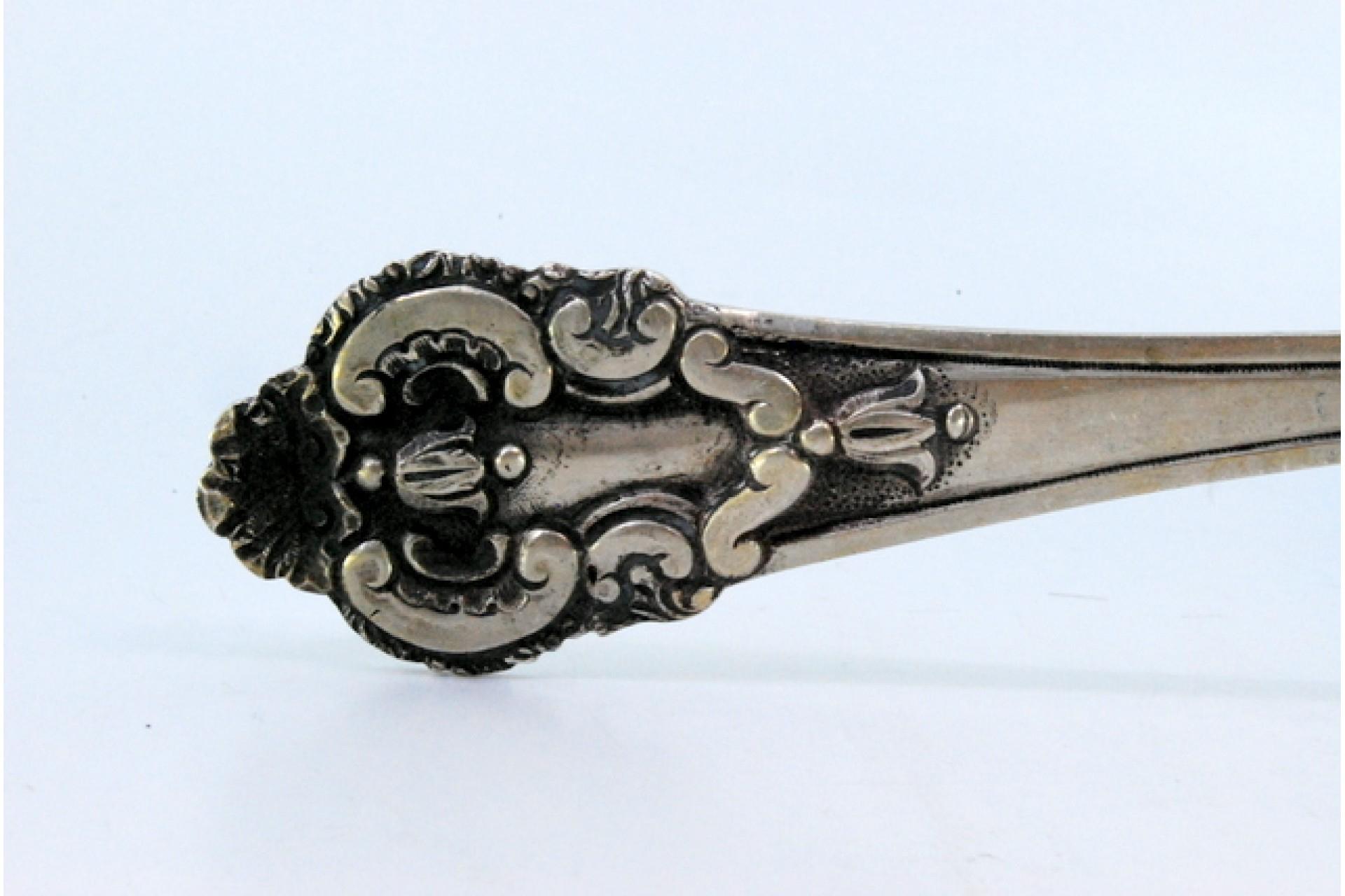 Silver soup ladle with friezes and reliefs on the handle For Sale 1