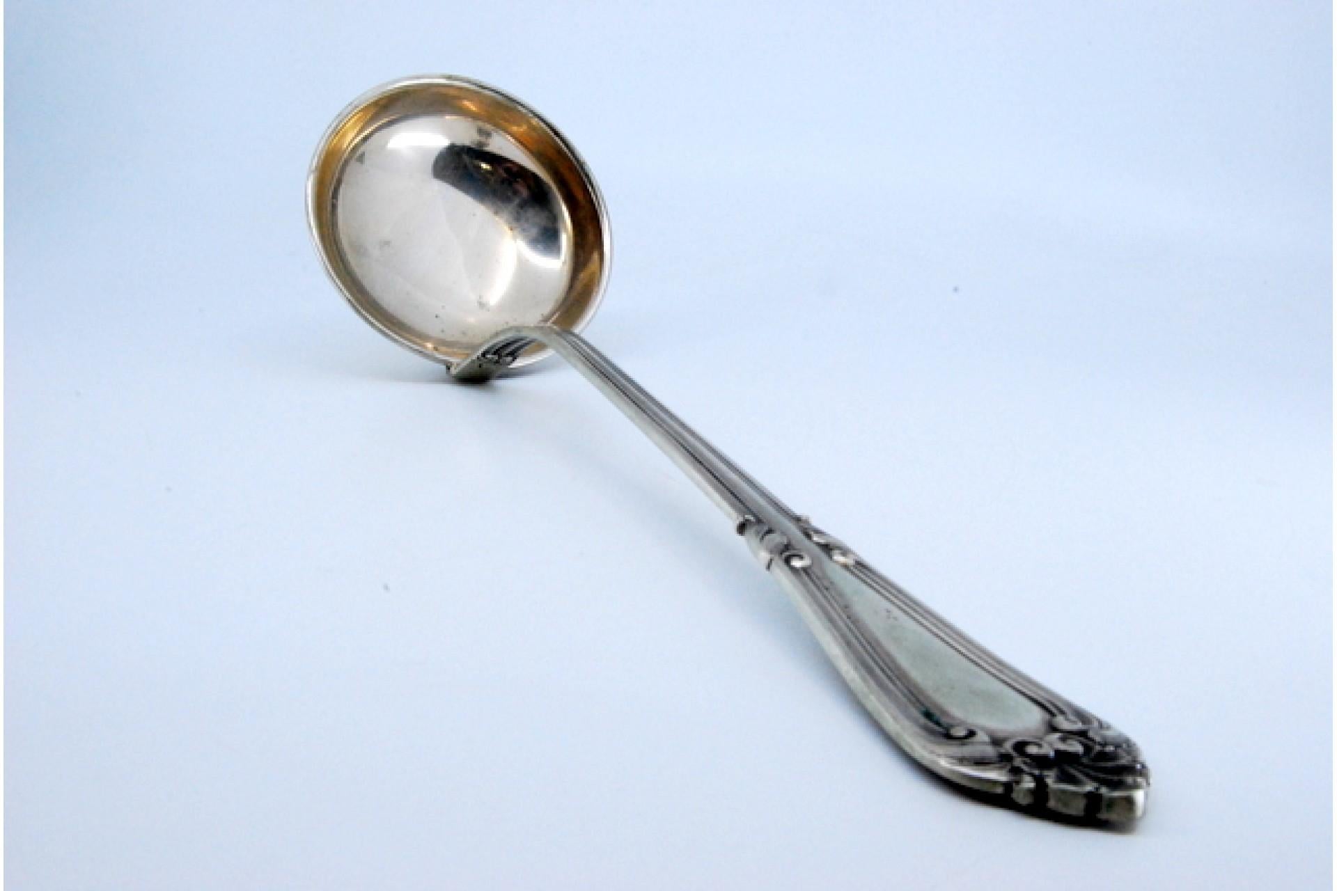 Descripción: Cazo sopero de plata con estrías a lo largo del mango con relieves que rodean una tarjeta monograma. Metal: Silver. Origen: Portugués. Marca: Cabeça de àguia. Peso: 242,16 gramos. Dimensiones: 31x9cm. Contenido: 833//1000. Marca de