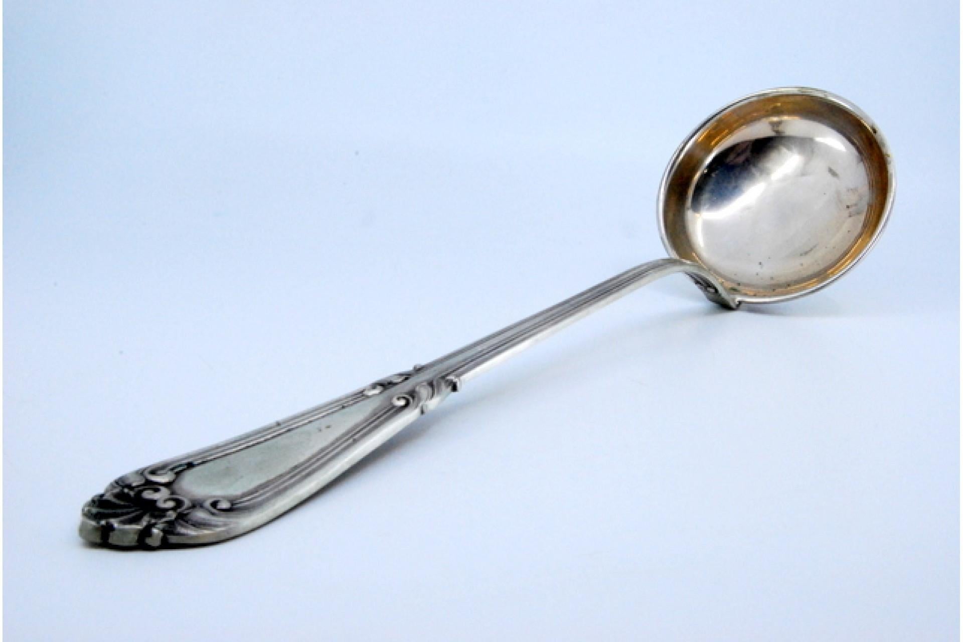 Silver soup ladle with grooved handle and relief monogram cartouche Europeo en venta