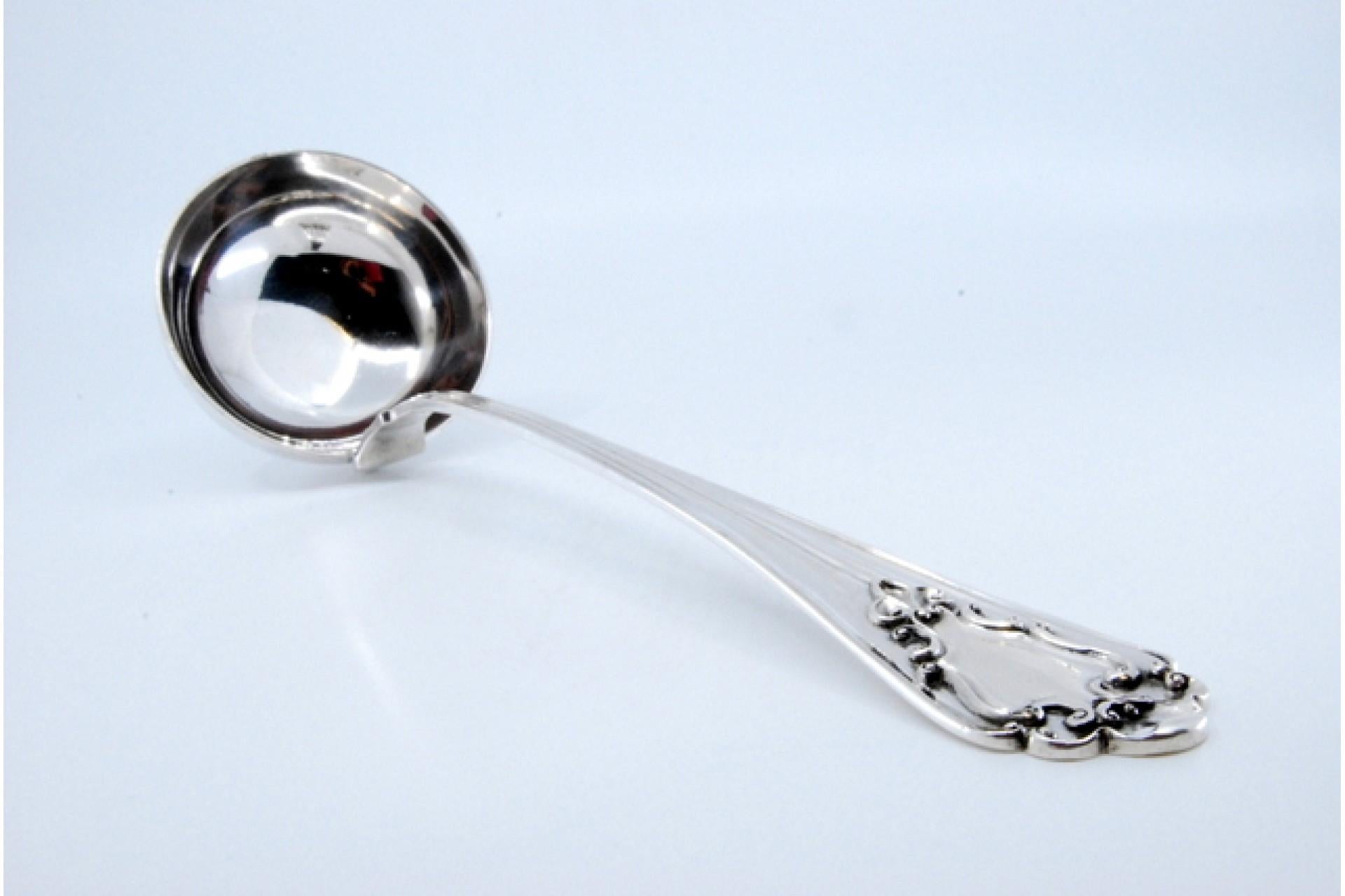 Silver soup ladle with grooved handle and relief monogram cartouche Europeo en venta