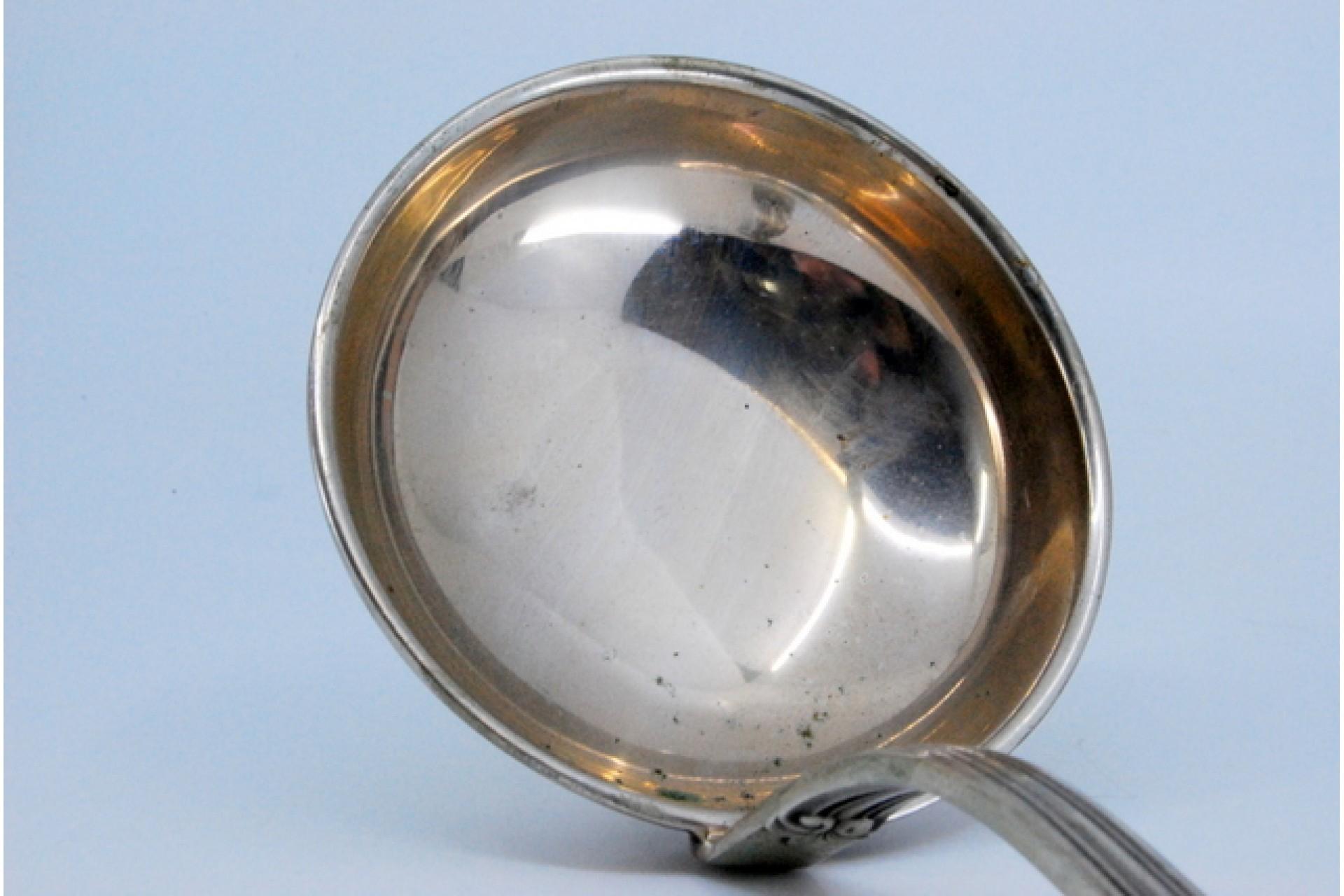 Silver soup ladle with grooved handle and relief monogram cartouche en Bueno estado para la venta en Porto, PT