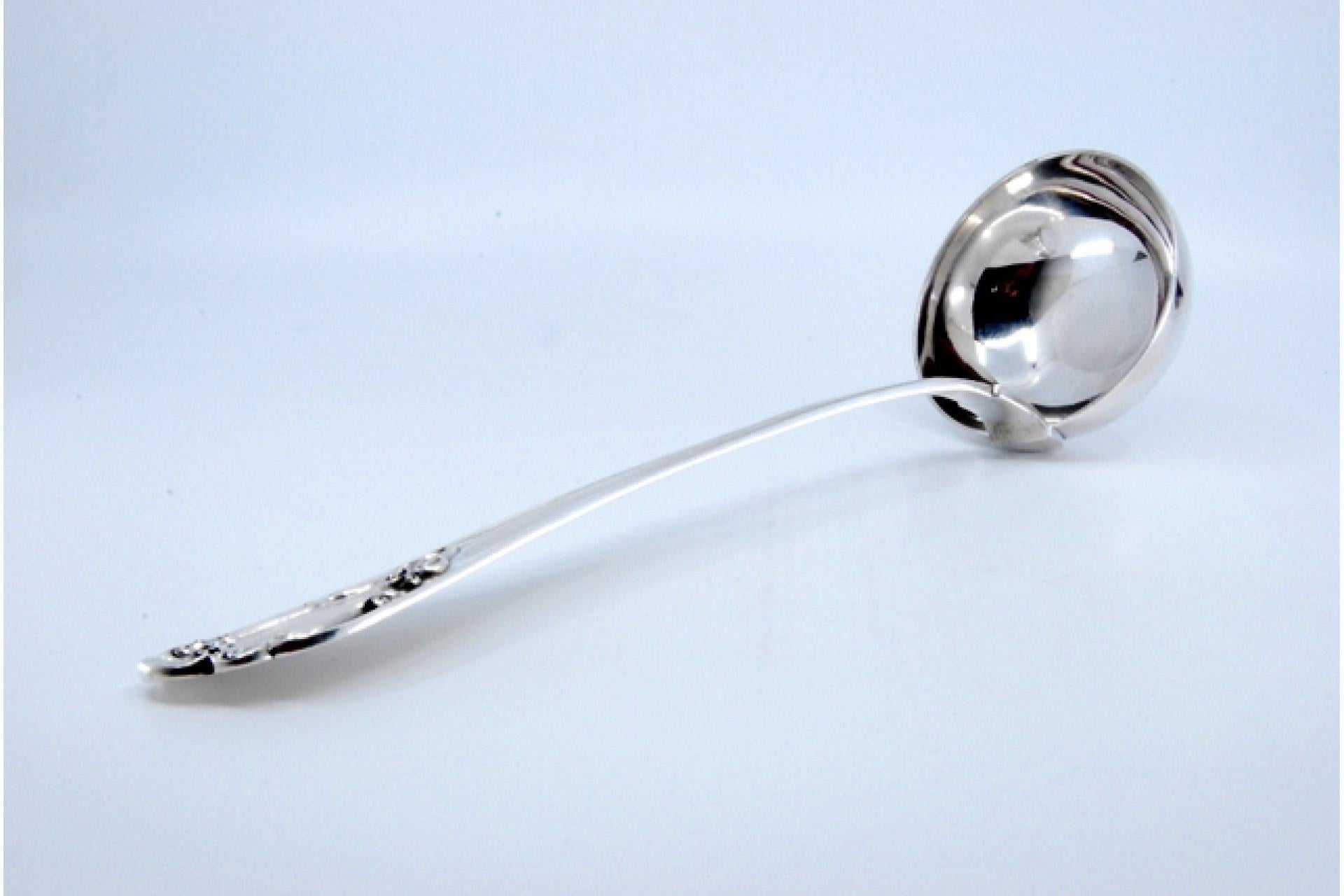 Silver soup ladle with grooved handle and relief monogram cartouche en Bueno estado para la venta en Porto, PT
