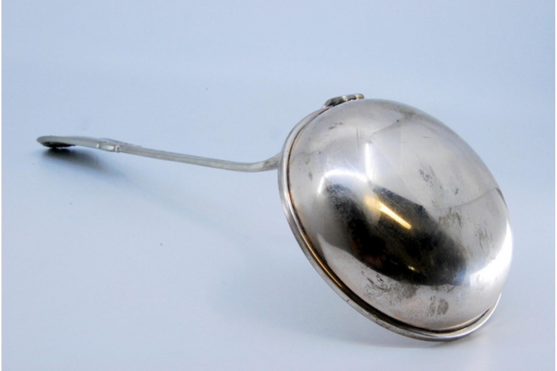 Silver soup ladle with grooved handle and relief monogram cartouche siglo XX en venta