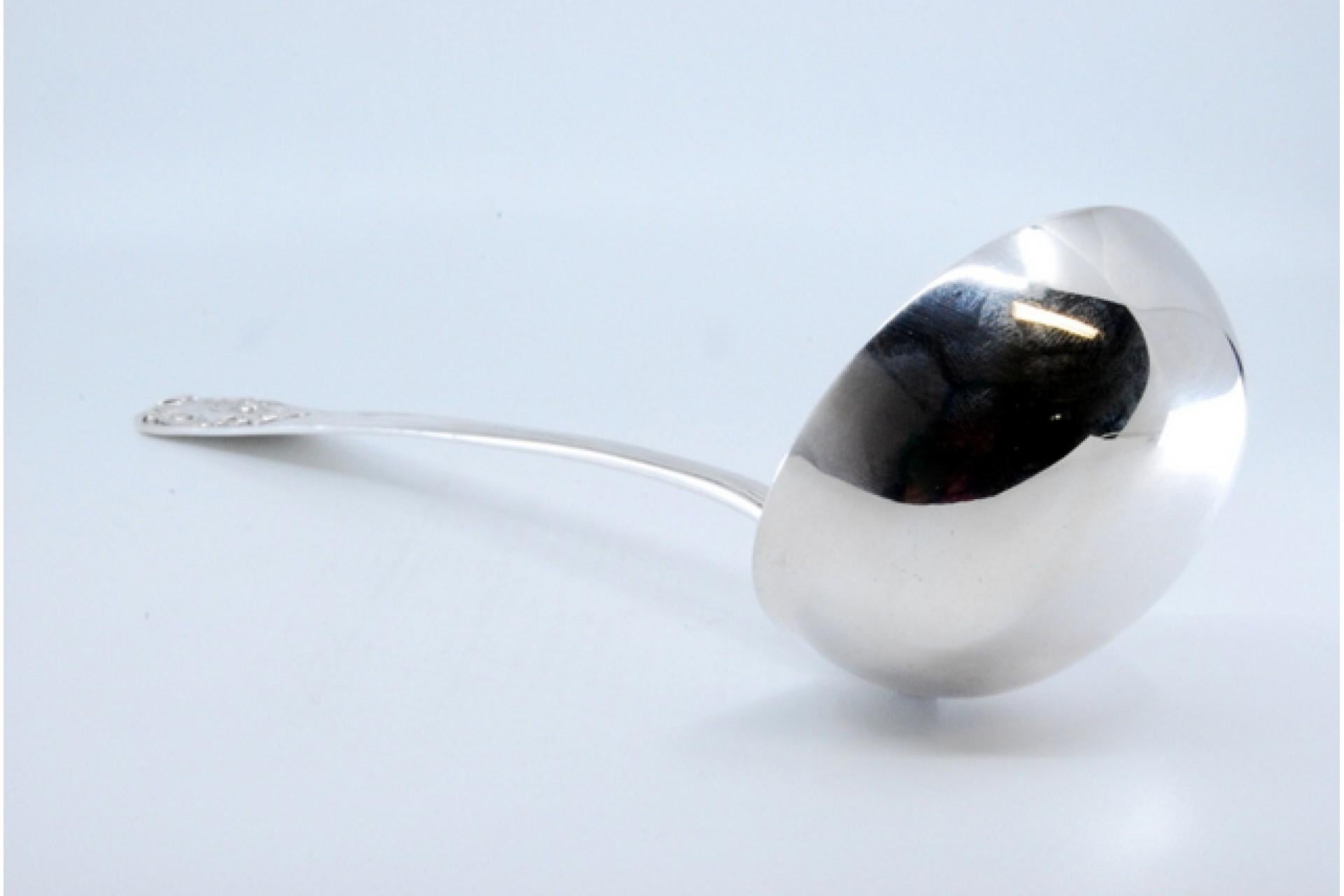 Silver soup ladle with grooved handle and relief monogram cartouche siglo XIX en venta