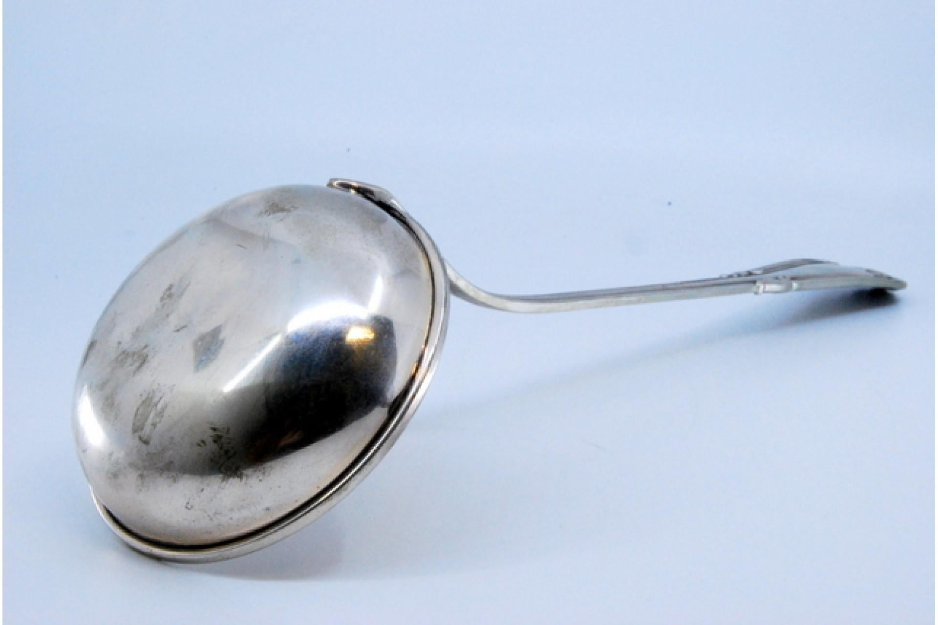 Silver soup ladle with grooved handle and relief monogram cartouche en venta 1