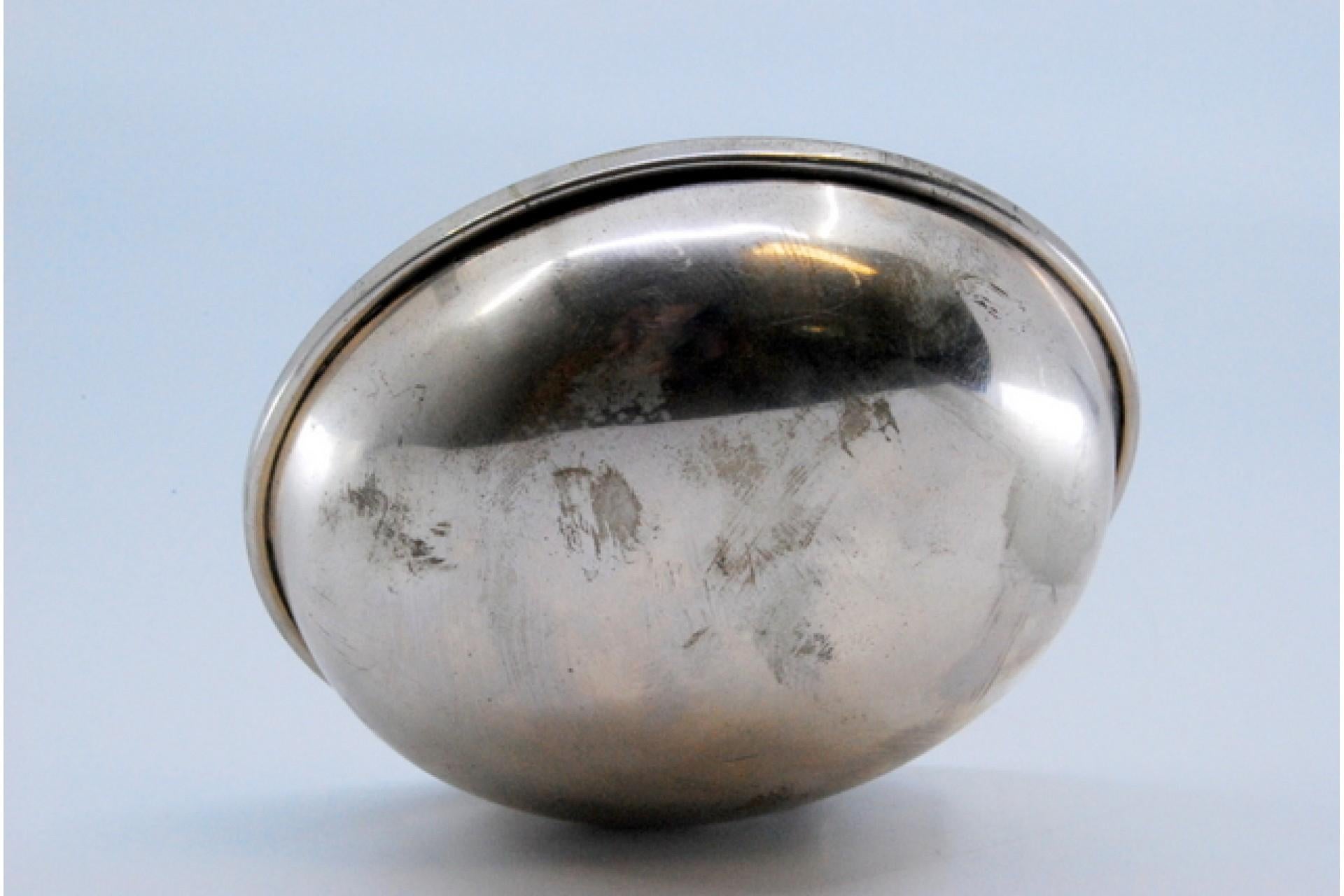 Silver soup ladle with grooved handle and relief monogram cartouche en venta 2