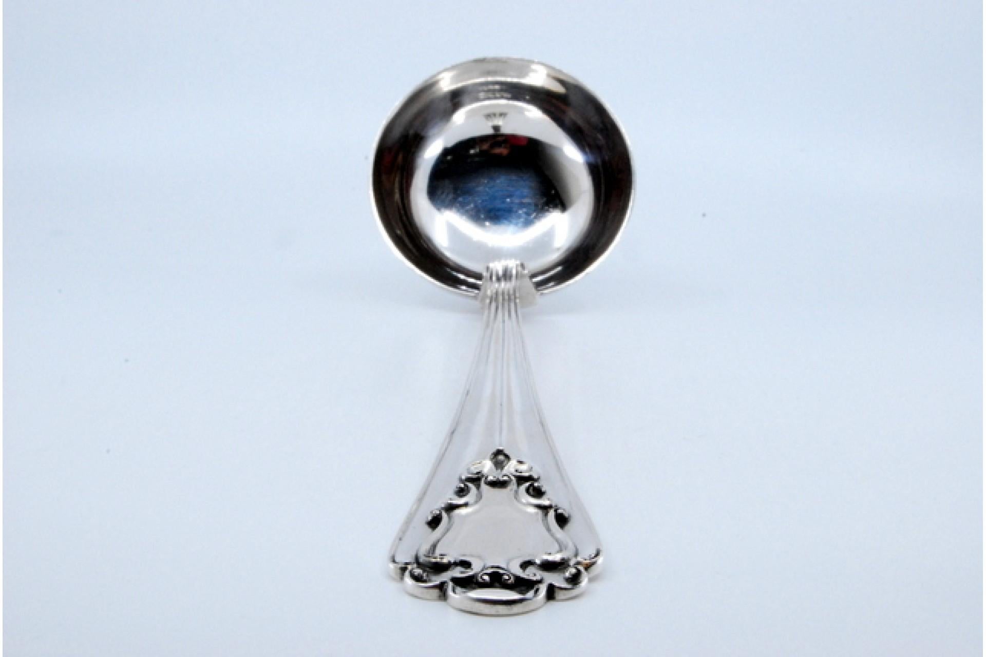 Silver soup ladle with grooved handle and relief monogram cartouche en venta 2