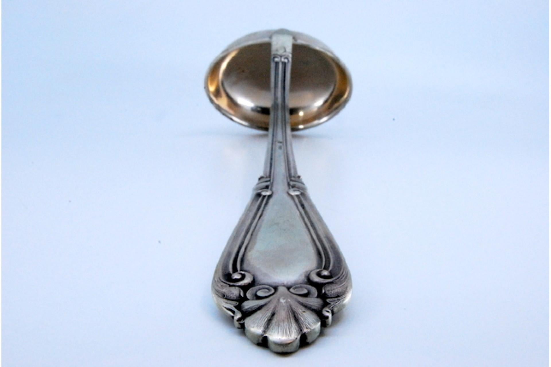 Silver soup ladle with grooved handle and relief monogram cartouche en venta 3
