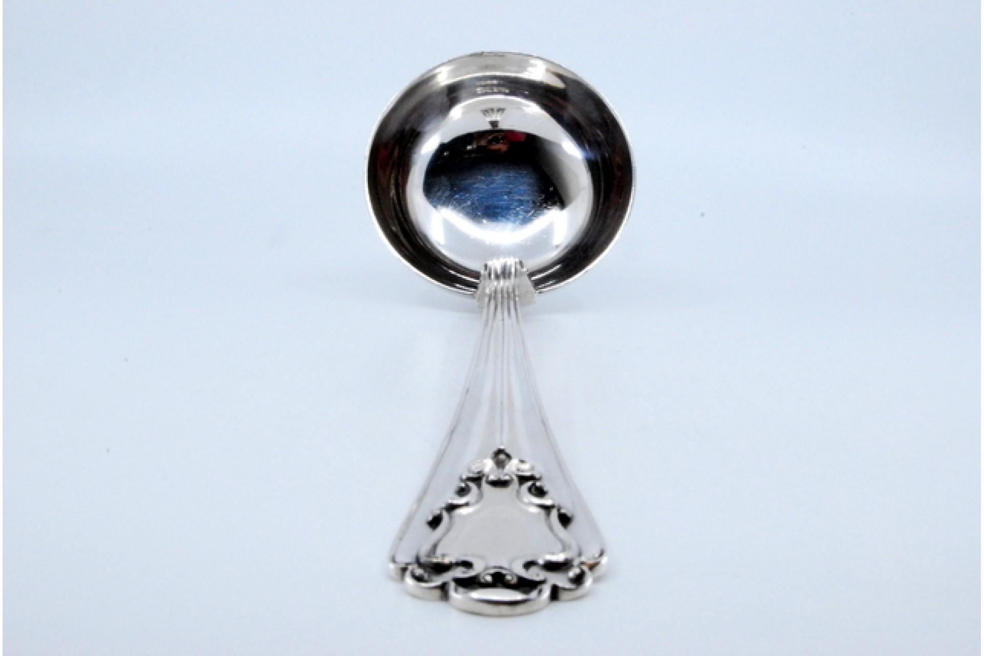 Silver soup ladle with grooved handle and relief monogram cartouche en venta 3