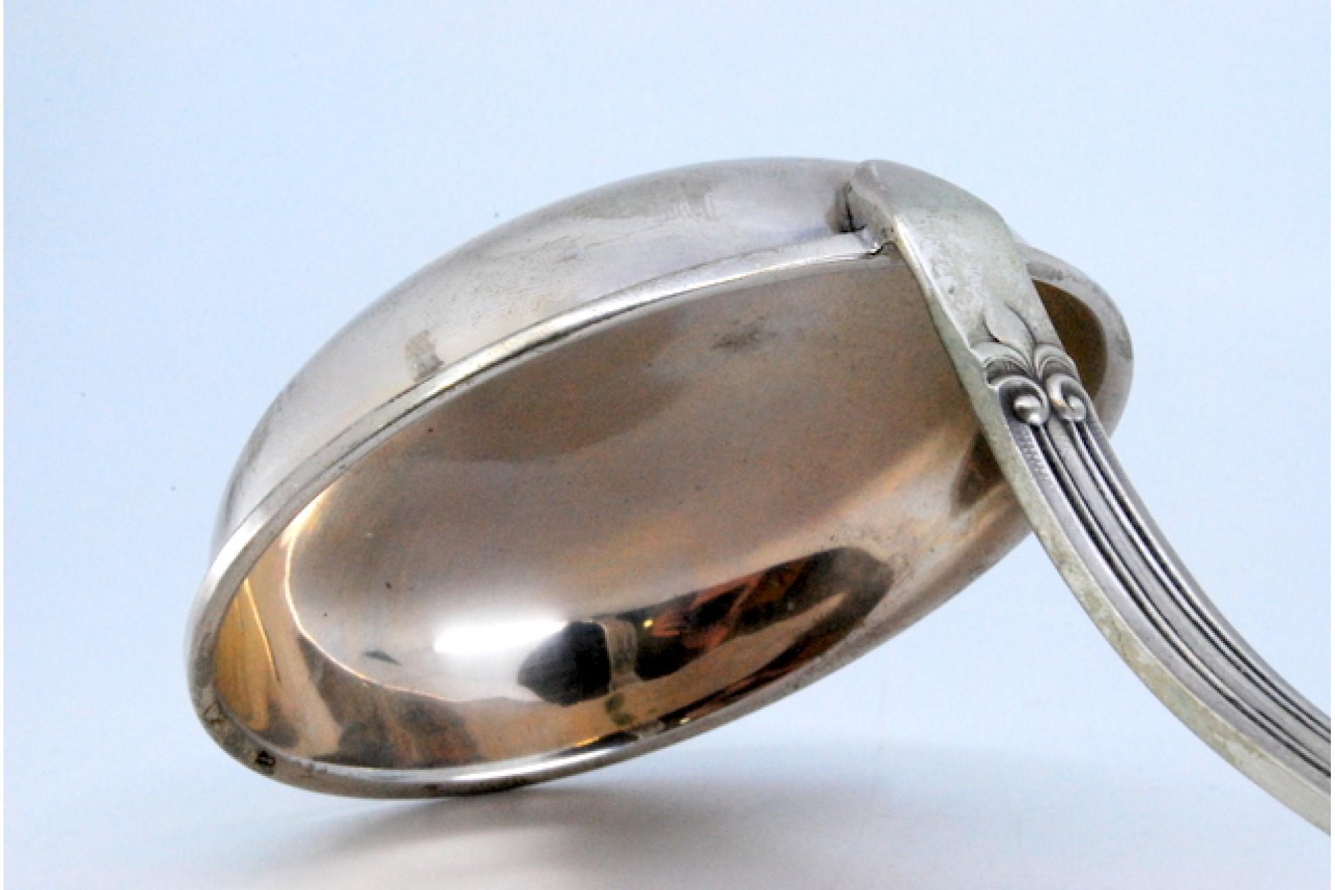 Silver soup ladle with grooved handle and relief monogram cartouche en venta 4