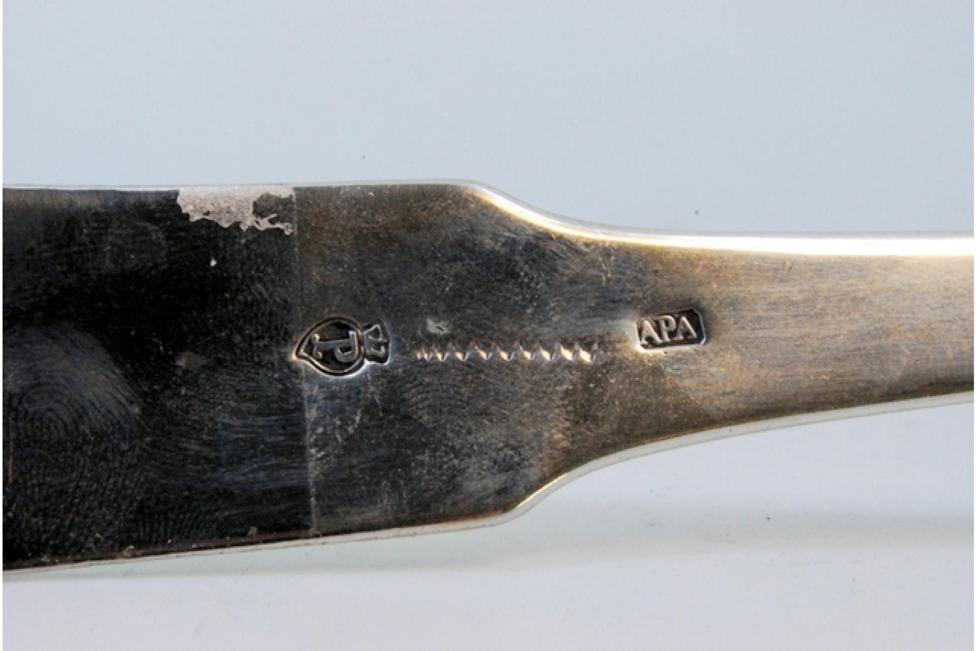 Description : Louche à soupe en argent avec des rainures le long du manche et une coquille en relief. Métal : Argent. Origine : Portugais. Marque : Porto coroa. Poids : 203,91 grammes. Dimensions : 31.5x9.2cm. Contenu : 833/1000. Marque d'essai :