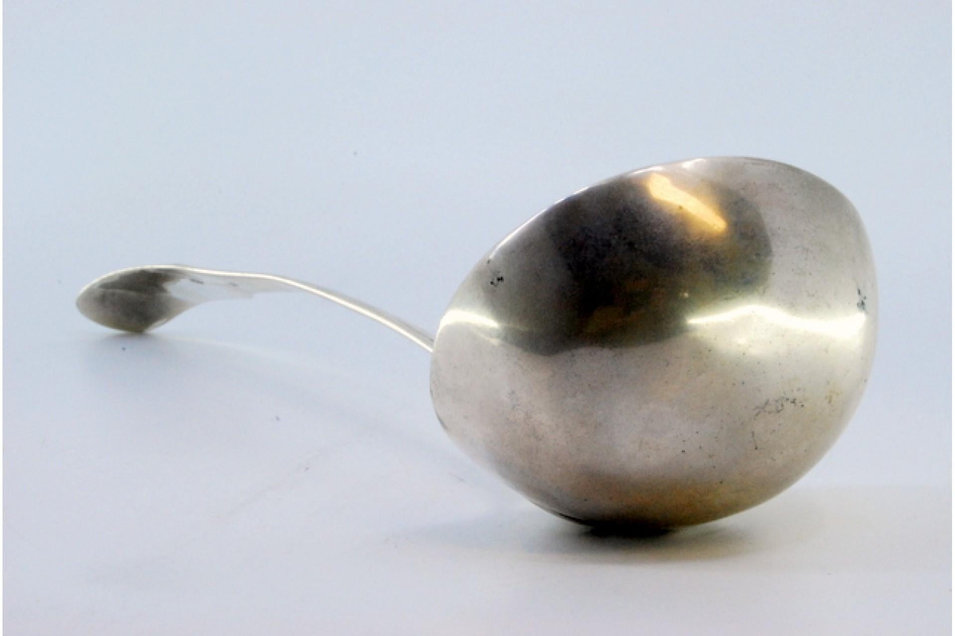 Européen Silver soup ladle with grooves along the handle and embossed shell en vente