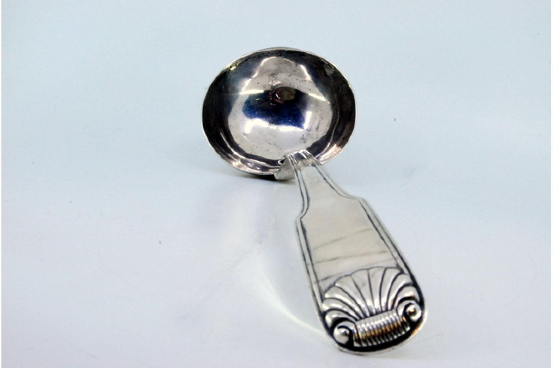 Silver soup ladle with grooves along the handle and embossed shell Bon état - En vente à Porto, PT