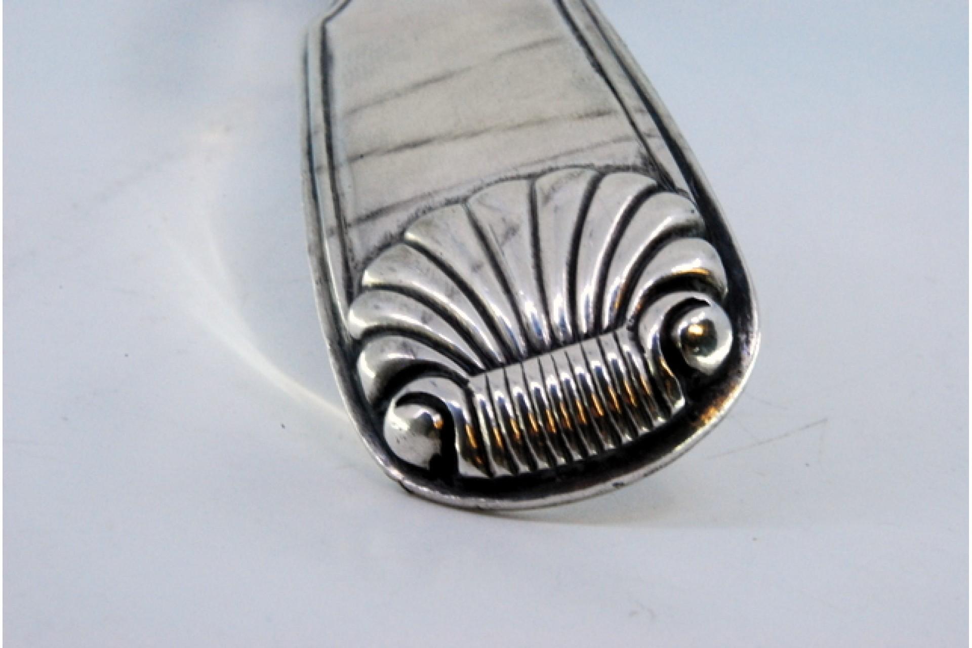 XVIIIe siècle Silver soup ladle with grooves along the handle and embossed shell en vente