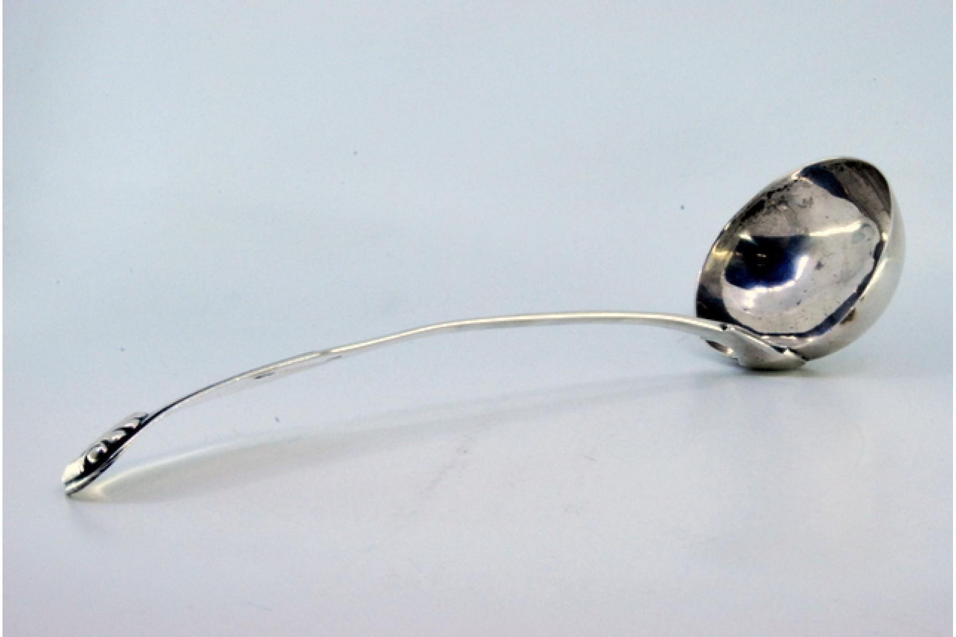 Argent Silver soup ladle with grooves along the handle and embossed shell en vente