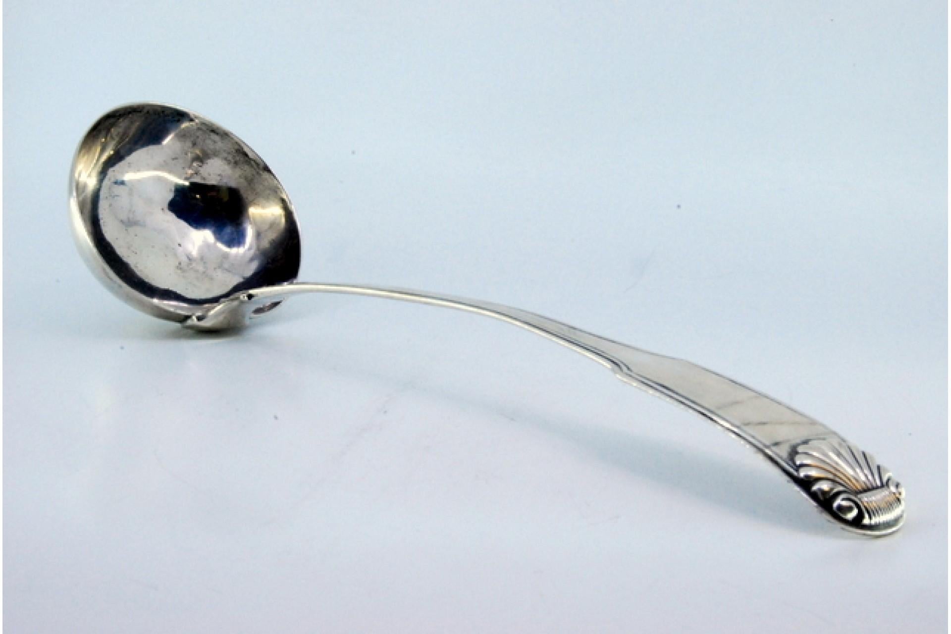 Silver soup ladle with grooves along the handle and embossed shell en vente 1