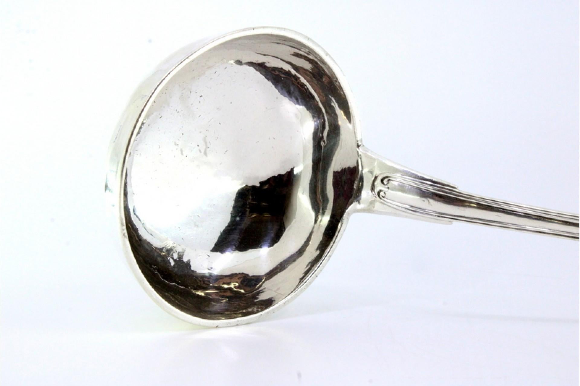 Descripción: Cazo sopero de plata con estrías a lo largo del mango y placa con monograma. Metal: Silver. Origen: Francés. Marca: Tête Minerve. Peso: 300,04 gramos. Dimensiones: 29,5cmx18,5cm. Contenido: 950/1000. Marca de ensayo: Sí, desde 1838.