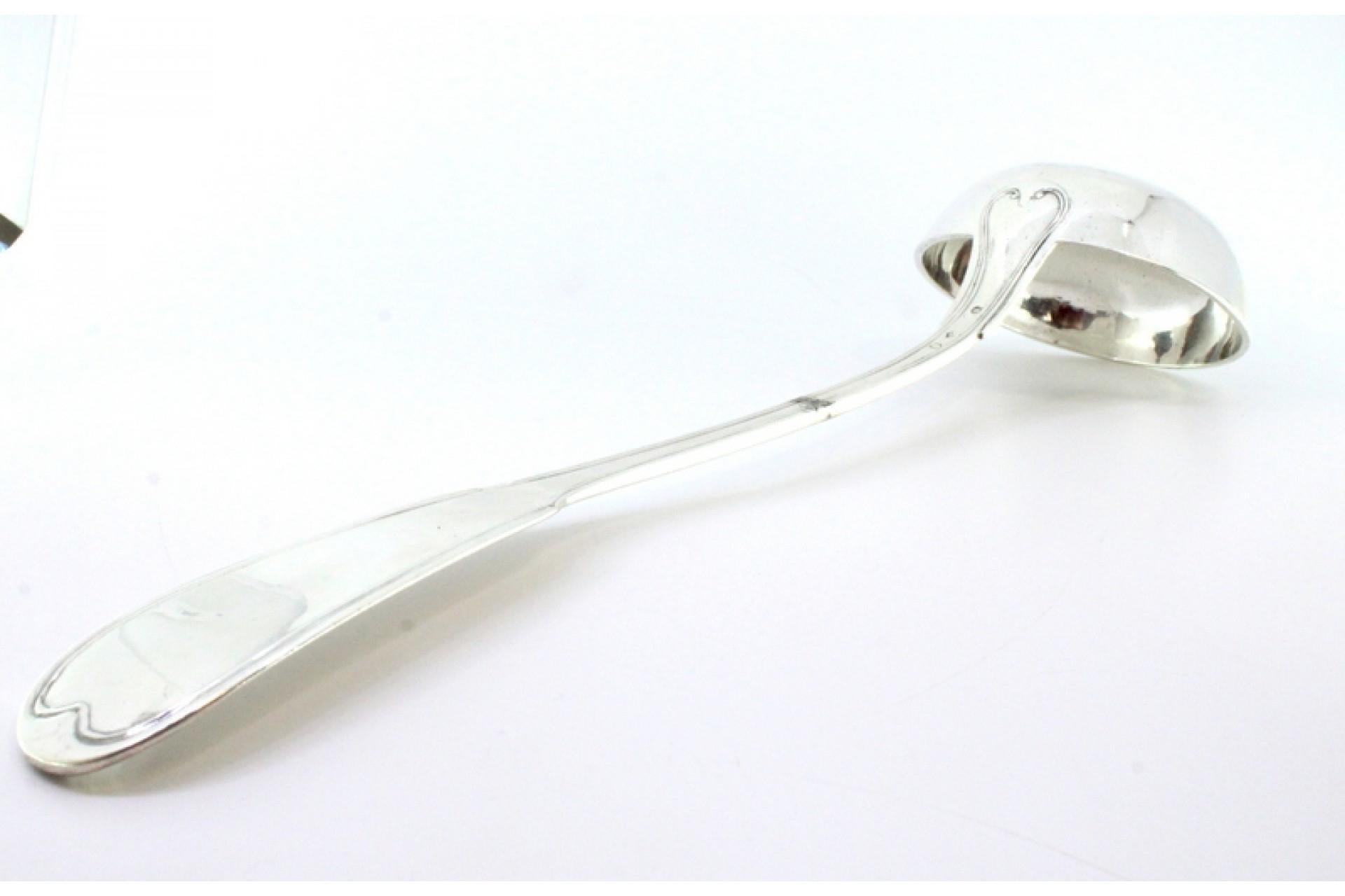 Silver soup ladle with grooves along the handle and monogram plaque Europeo en venta