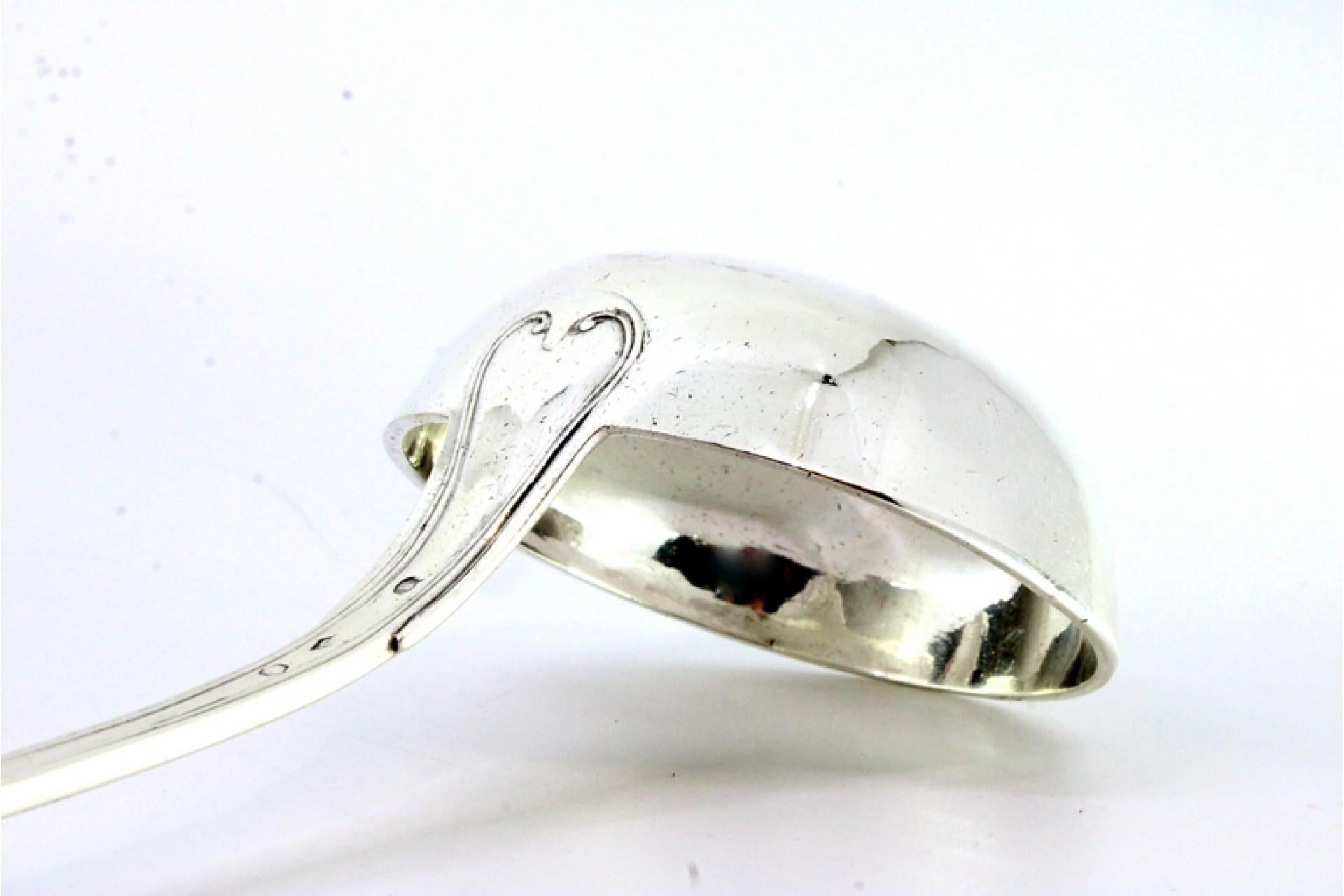 Silver soup ladle with grooves along the handle and monogram plaque en Bueno estado para la venta en Porto, PT