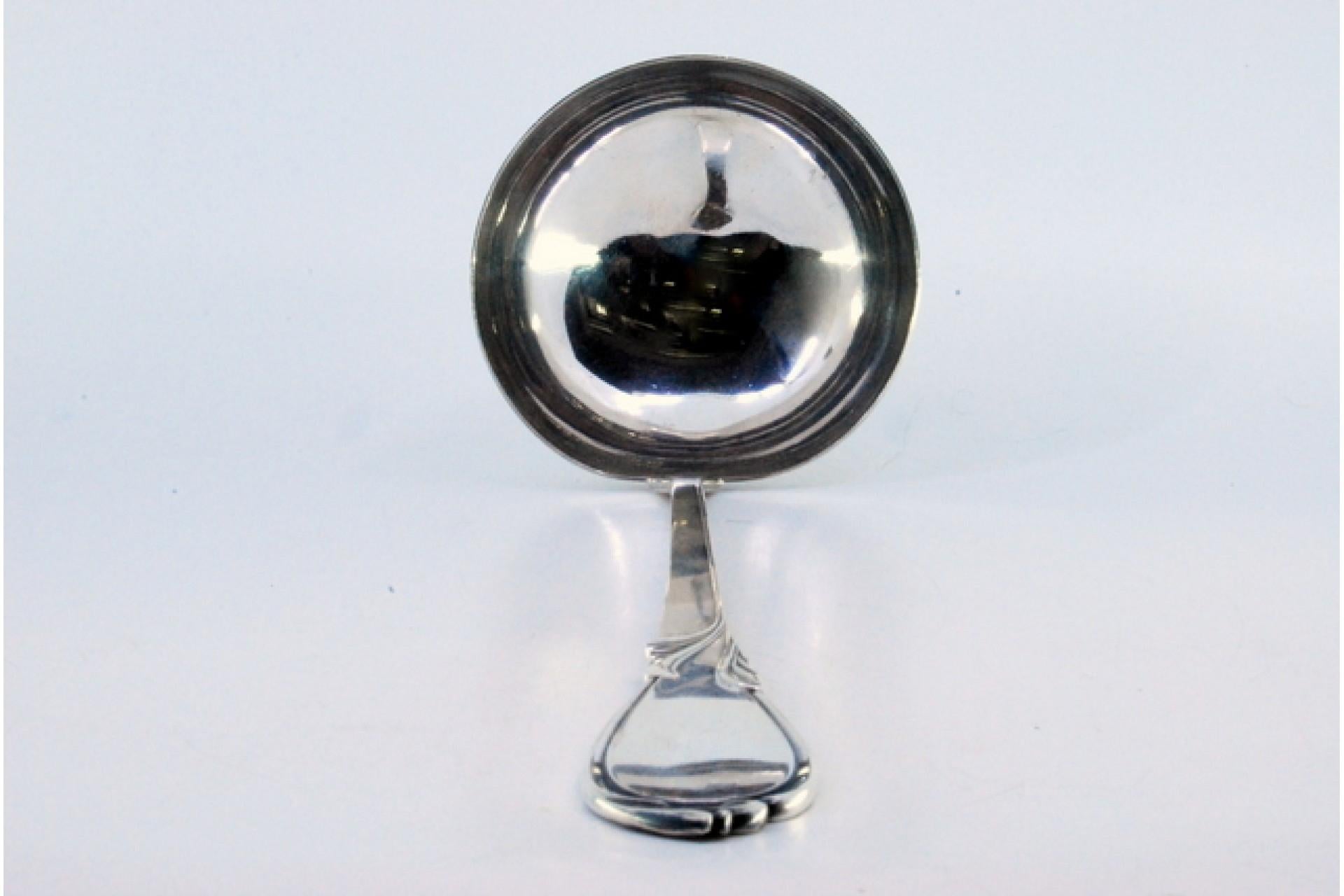 Silver soup ladle with grooves along the handle and monogram plaque In Good Condition For Sale In Porto, PT