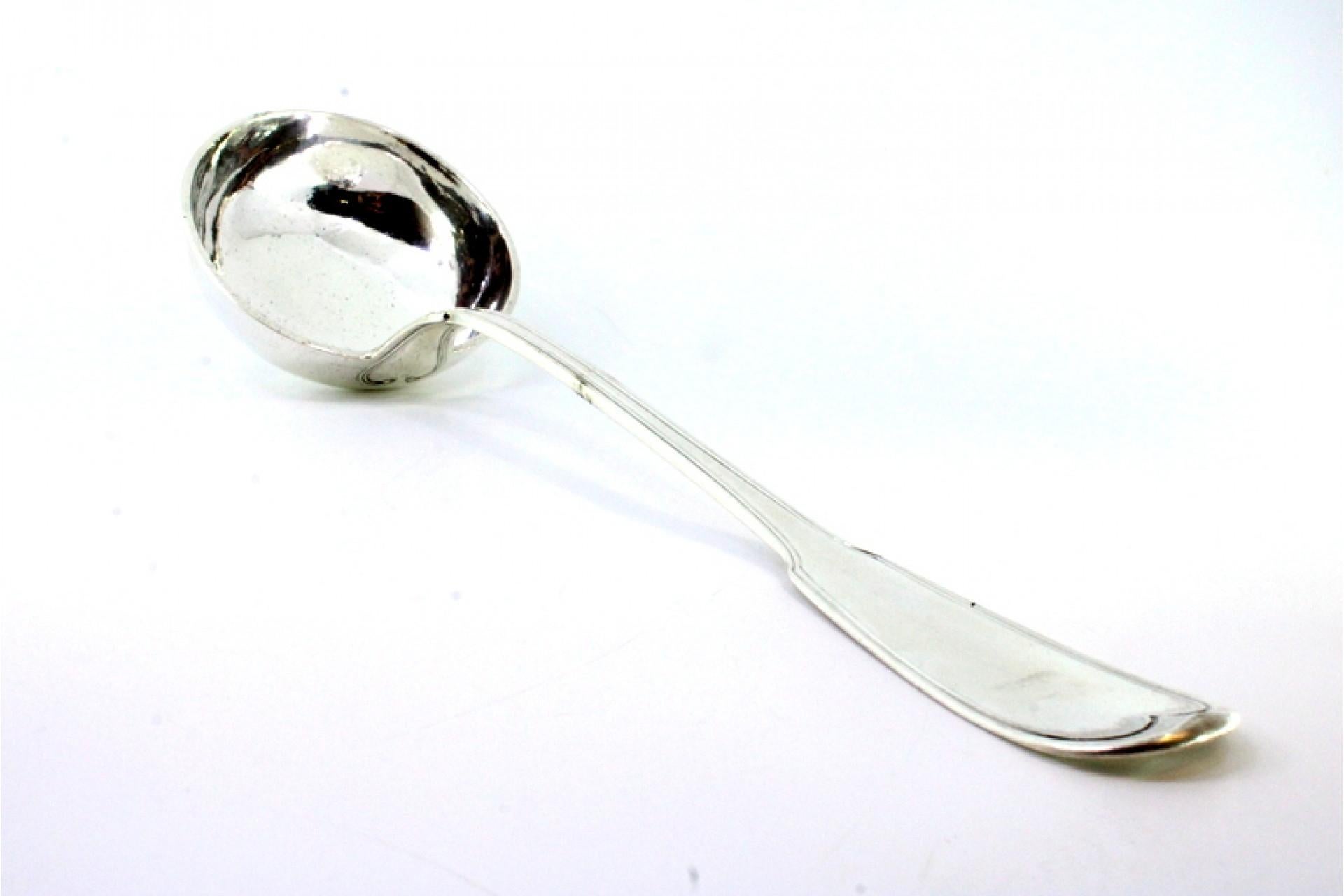 Silver soup ladle with grooves along the handle and monogram plaque siglo XIX en venta