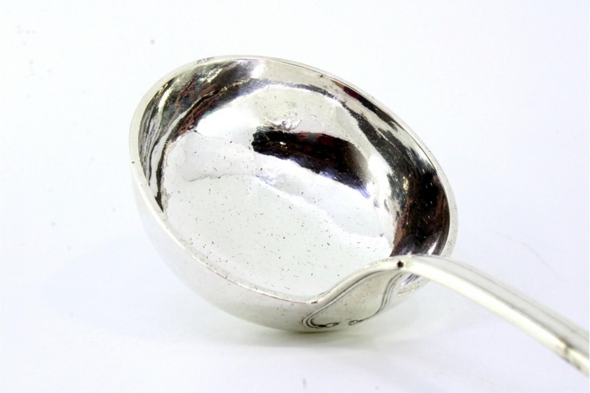 Silver soup ladle with grooves along the handle and monogram plaque en venta 1