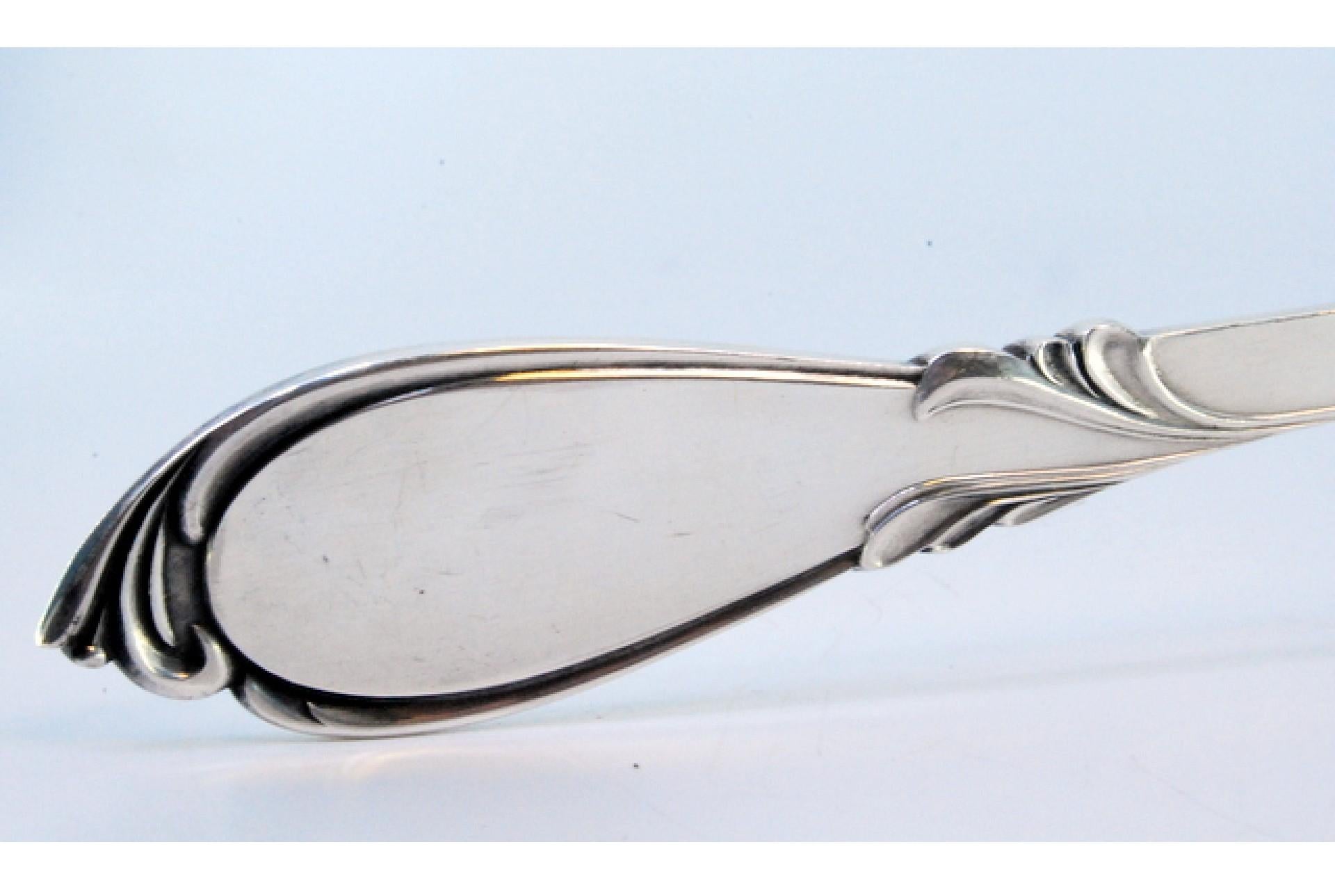 Silver soup ladle with grooves along the handle and monogram plaque For Sale 1