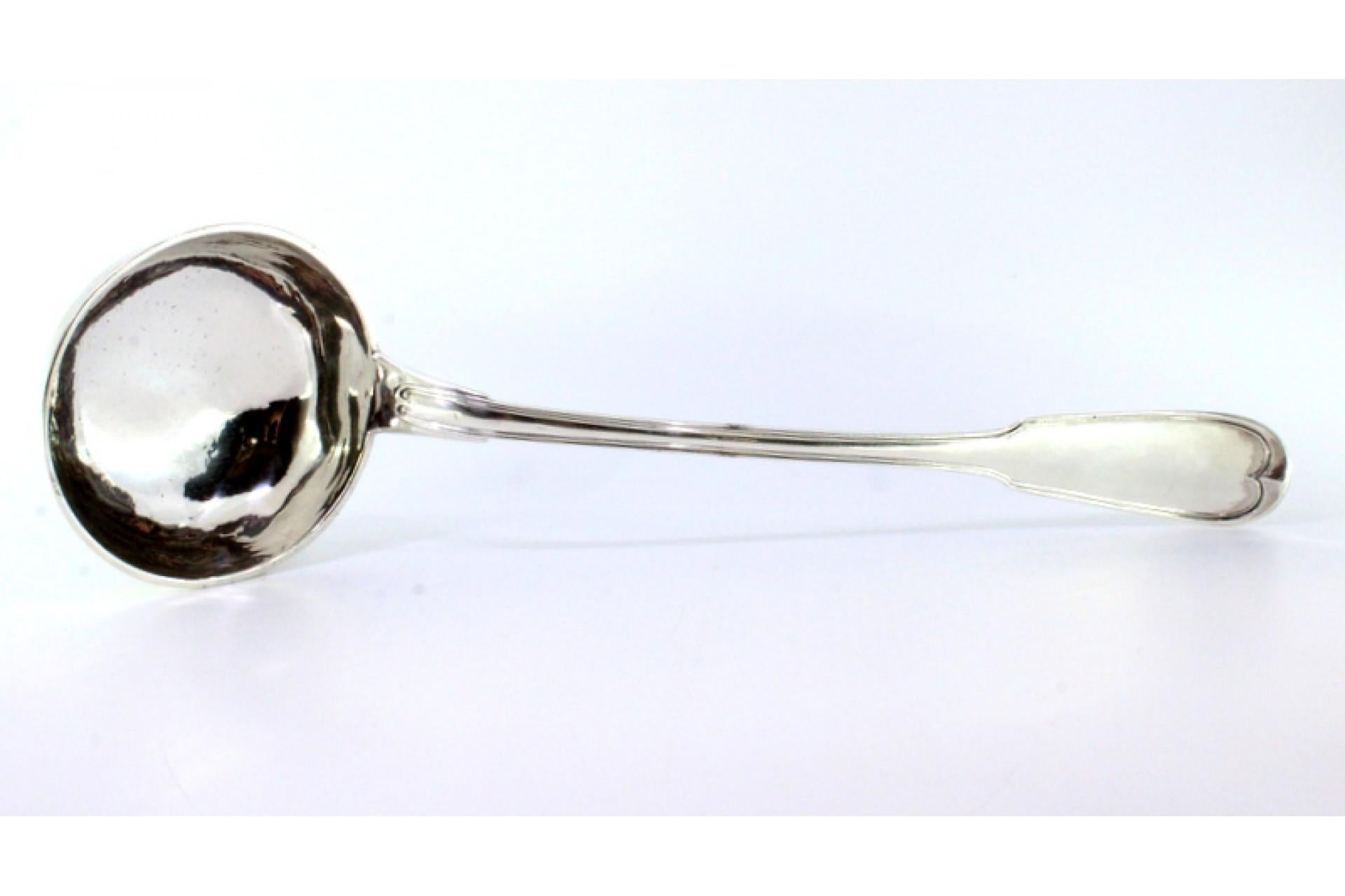 Silver soup ladle with grooves along the handle and monogram plaque en venta 2