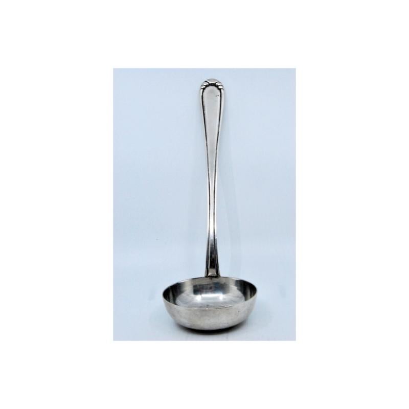Descripción: Cazo sopero de plata con estrías a lo largo del mango. Metal: Silver. Origen: Portugués. Marca: Cabeça de àguia. Peso: 207,95 gramos. Dimensiones: 26x8cm. Contenido: 835/1000. Marca de ensayo: Sí, entre 1938 y 1984. Información