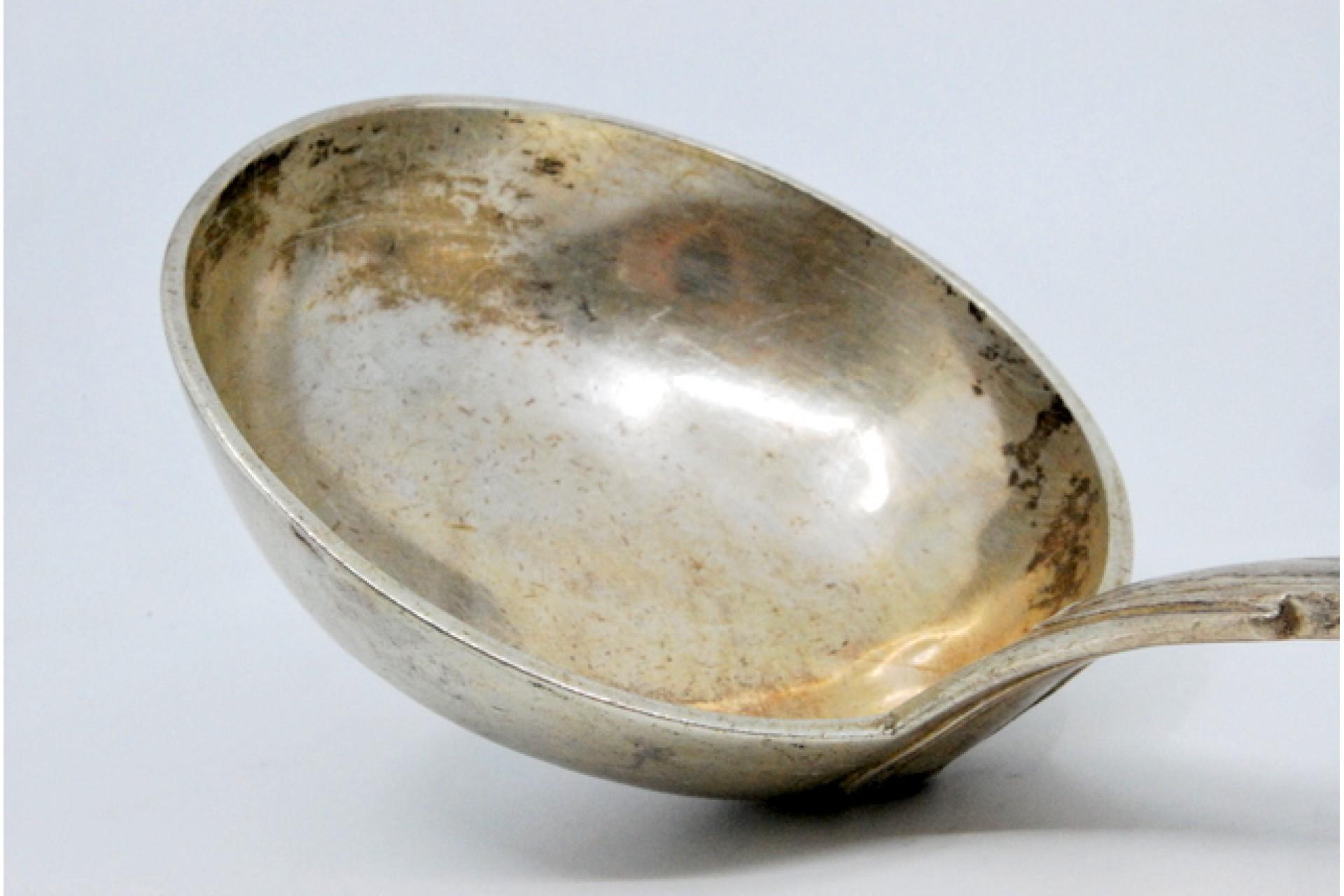 Descripción: Cazo sopero de plata con estrías a lo largo del mango. Metal: Silver. Origen: Francés. Marca: Tête de Minerve. Peso: 232,37 gramos. Dimensiones: 33x9,3cm. Contenido: 950/1000. Marca de ensaye: Sí, desde 1838 Emile Puiforcat. Información